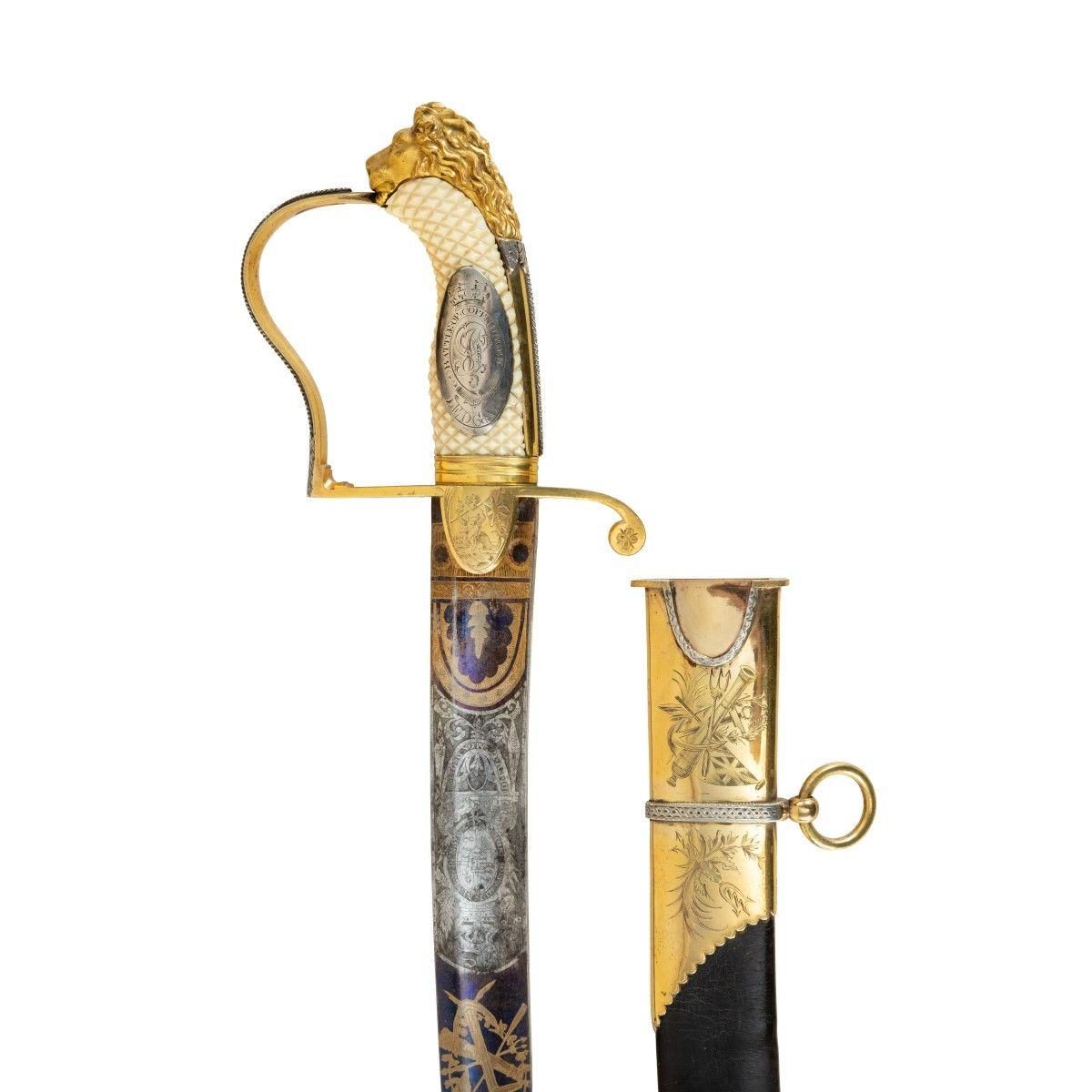 Dieses gebogene Schwert hat eine deutsche Klinge aus gebläutem Stahl und einen Griff aus Elfenbein mit Kreuzschraffur, der silberne und vergoldete Beschläge in Form eines Löwenkopfes und einer Löwenmähne trägt. Der Griff ist mit einer ovalen
