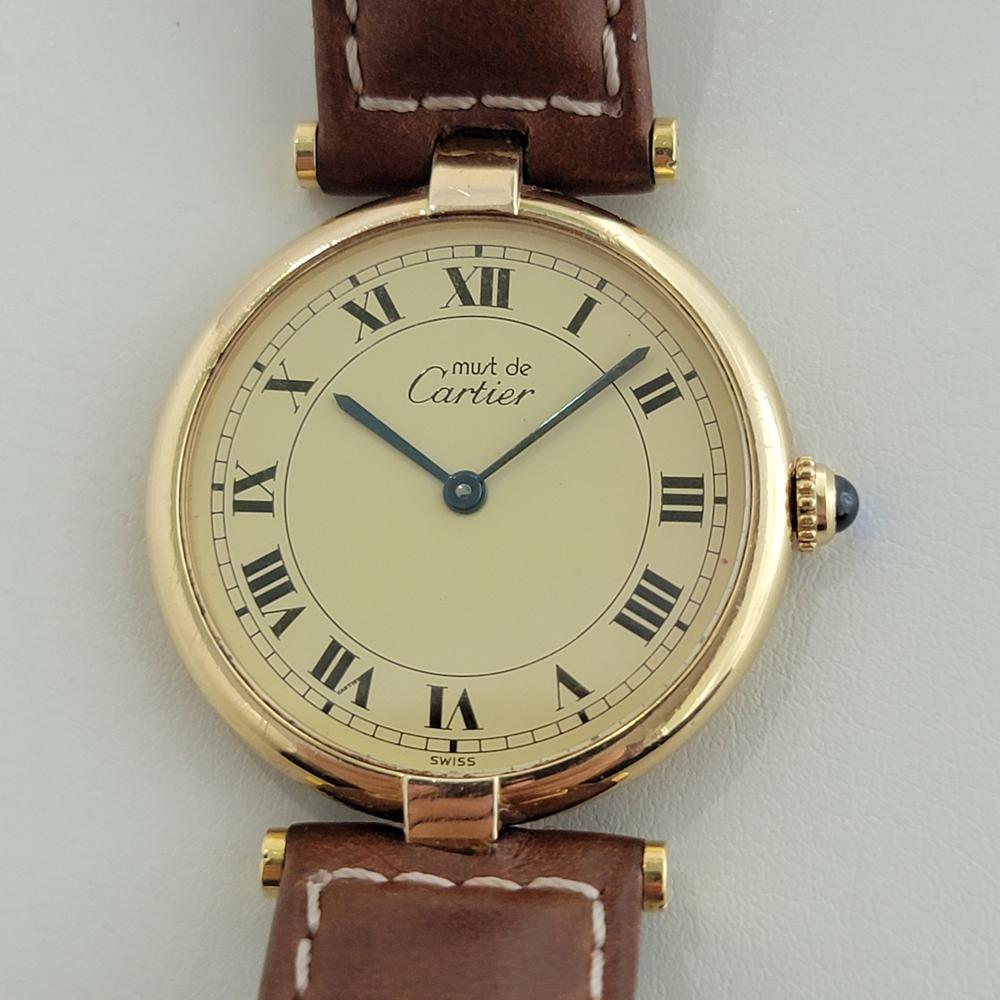 Charmante, luxuriöse, mittelgroße/unisex Must de Cartier Vermeil vergoldete Kleideruhr, ca. 1980er Jahre, in ausgezeichnetem Zustand. Von einem Uhrmachermeister für echt befunden. Wunderschönes, signiertes Zifferblatt der Marke Cartier,  Römische