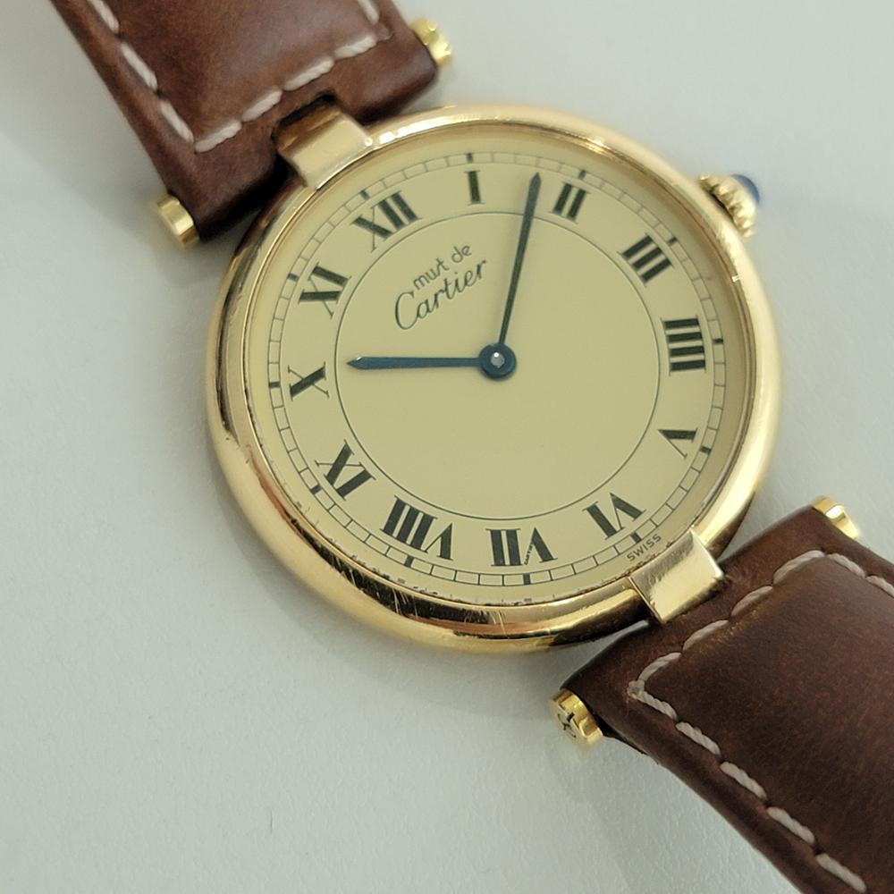 Mittlere Must de Cartier Vemeil Paris 30mm Quarz vergoldete Dress Watch NA135 im Zustand „Hervorragend“ im Angebot in Beverly Hills, CA