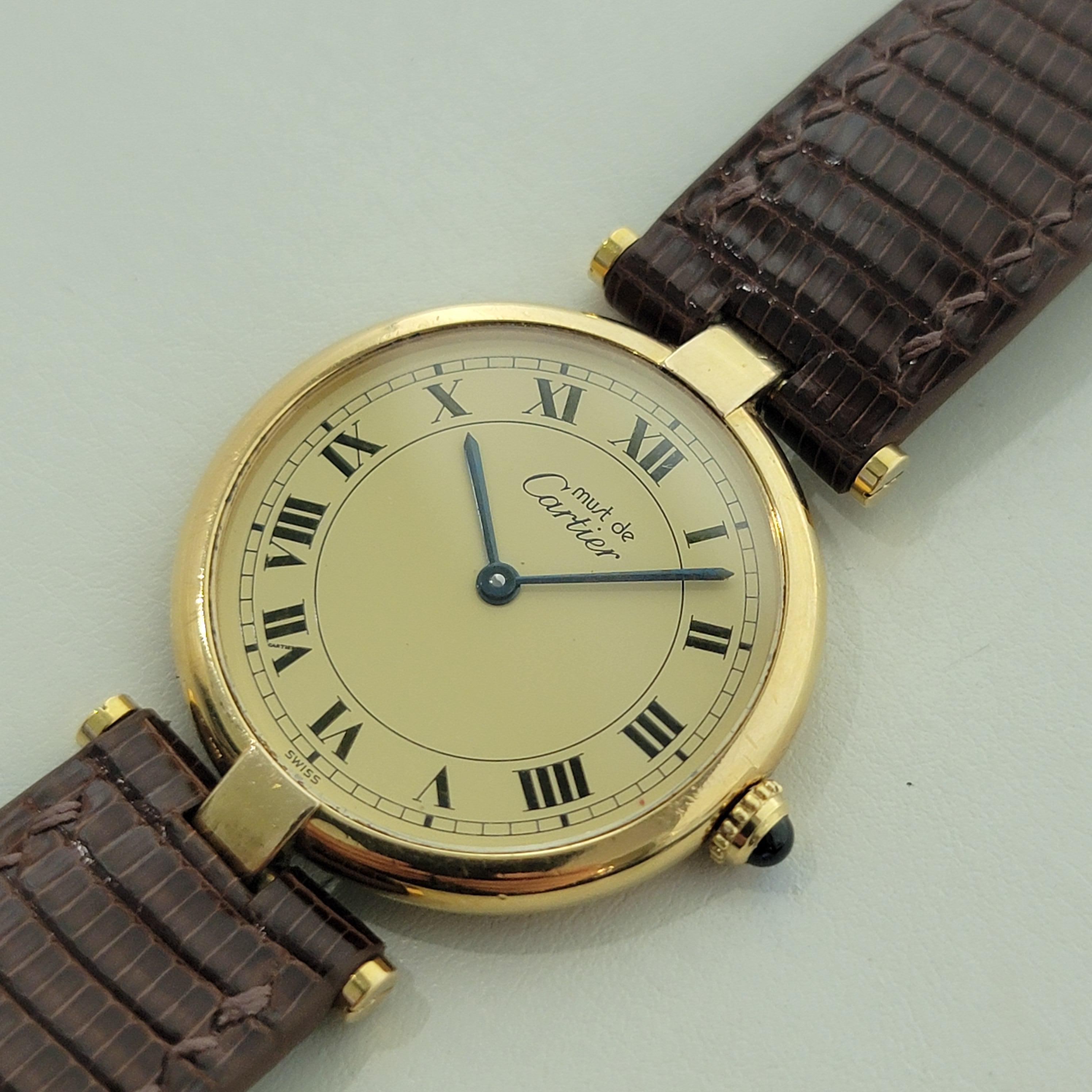 Charmante, luxuriöse, mittelgroße/unisex Must de Cartier Vermeil vergoldete Kleideruhr, ca. 1980er Jahre, in ausgezeichnetem Zustand. Von einem Uhrmachermeister für echt befunden. Wunderschönes, signiertes Zifferblatt der Marke Cartier,  Römische