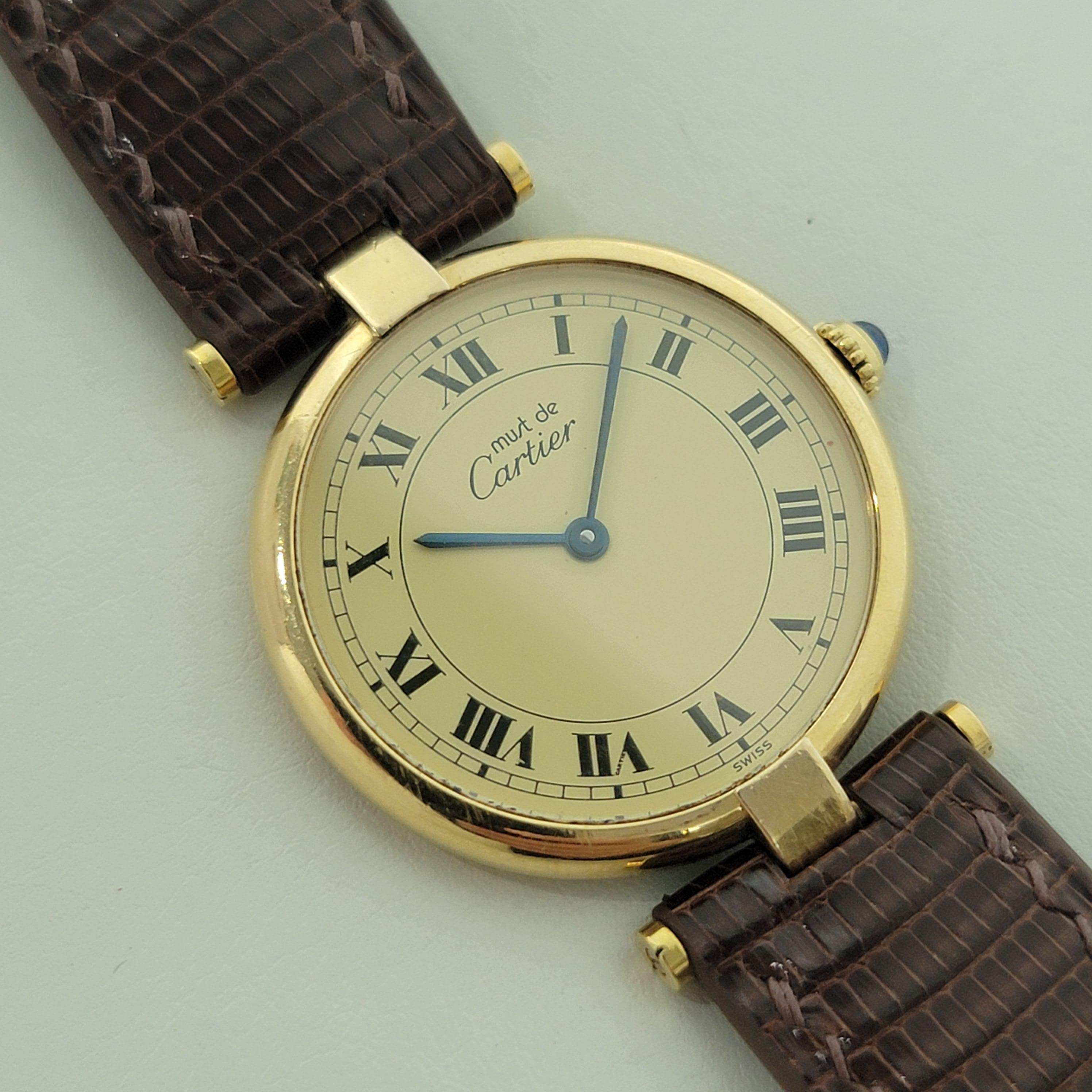 Must de Cartier Vemeil Paris 30mm Quarz vergoldete Dress Watch NA135B in mittlerer Größe im Zustand „Hervorragend“ im Angebot in Beverly Hills, CA