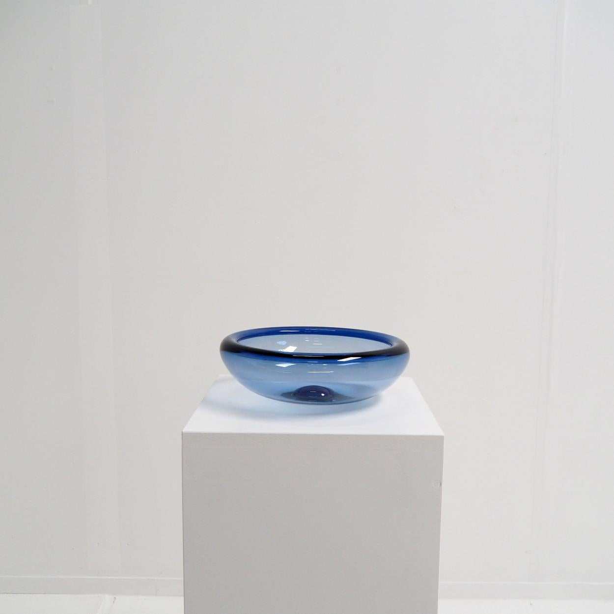 Beautiful blue glass bowl designed by the Danish glassmaker Per Lütken (1916-1998). He designed this bowl for the famous Holmegaard Glass Factory in the 1950s. Per Lütken was one of the most important Danish glassmakers ever and has left a strong