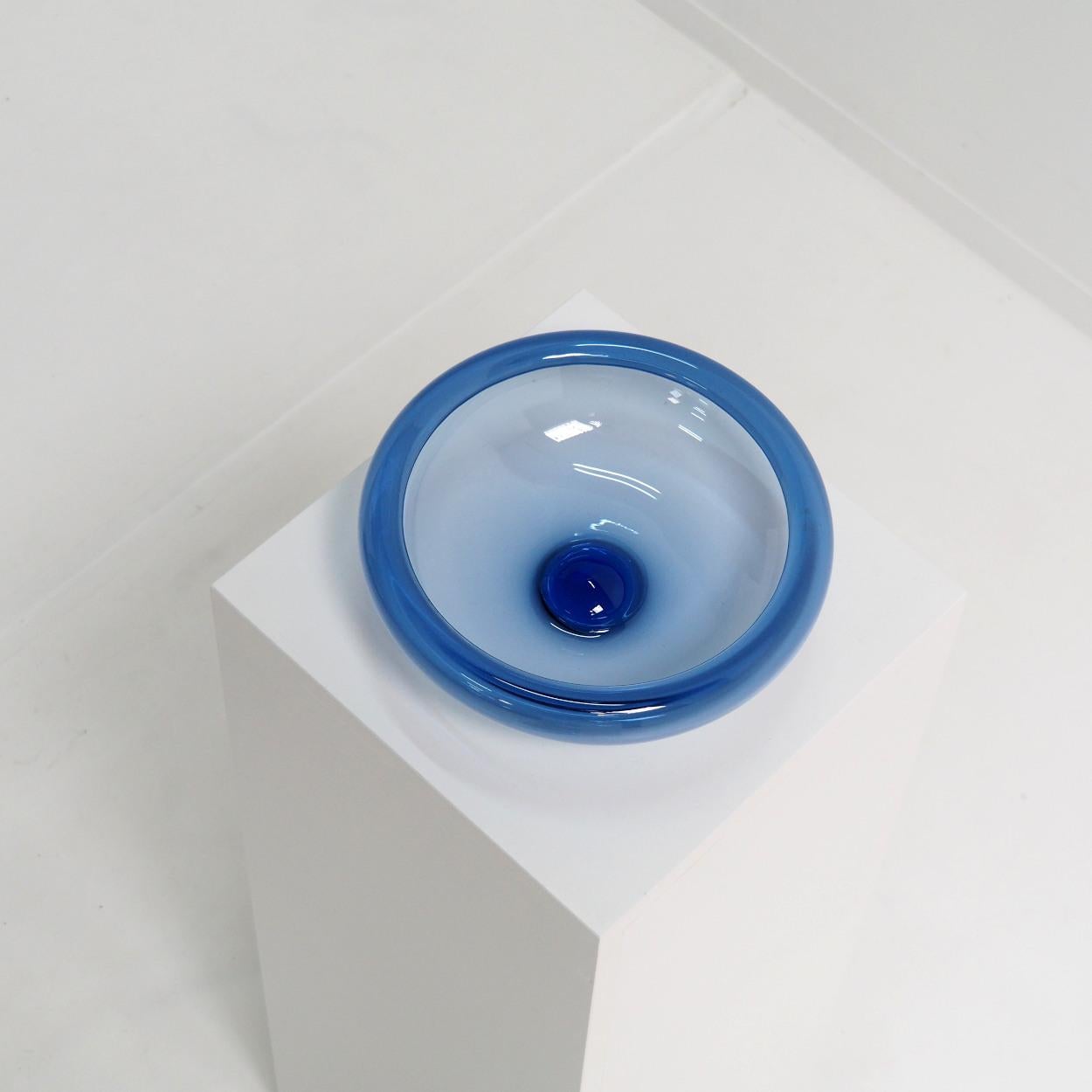 Midsized Bowl by Danish Glassmaker Per Lütken for Holmegaard Glass Factory. Hand In Good Condition In Beerse, VAN