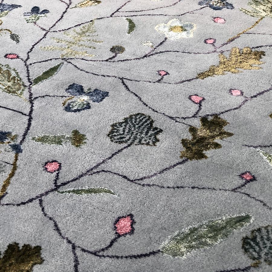 Midsummer Bloom-Teppich von Mimmi Blomqvist, geknüpft, 100 % neuseeländische Wolle 200x250cm (Handgeknüpft) im Angebot