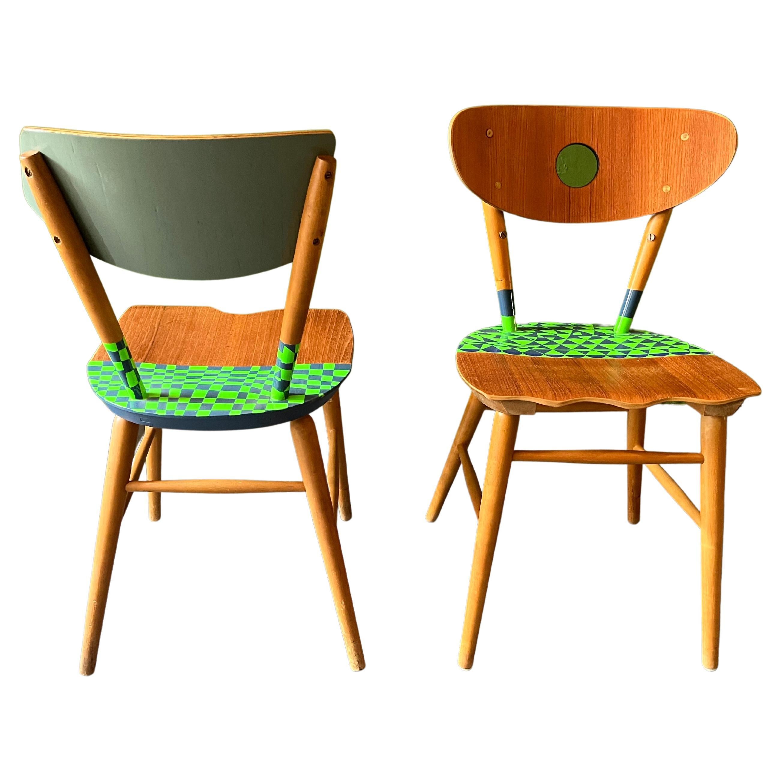 Deux chaises Yngve Ekström contemporaines. Découpé, peint et laqué. Motif inspiré de Grignani. 
J'apprends à partir d'un passé qui a été créé pour moi, une base pour construire mon propre travail.
Et créer de nouvelles voies pour l'art, le design