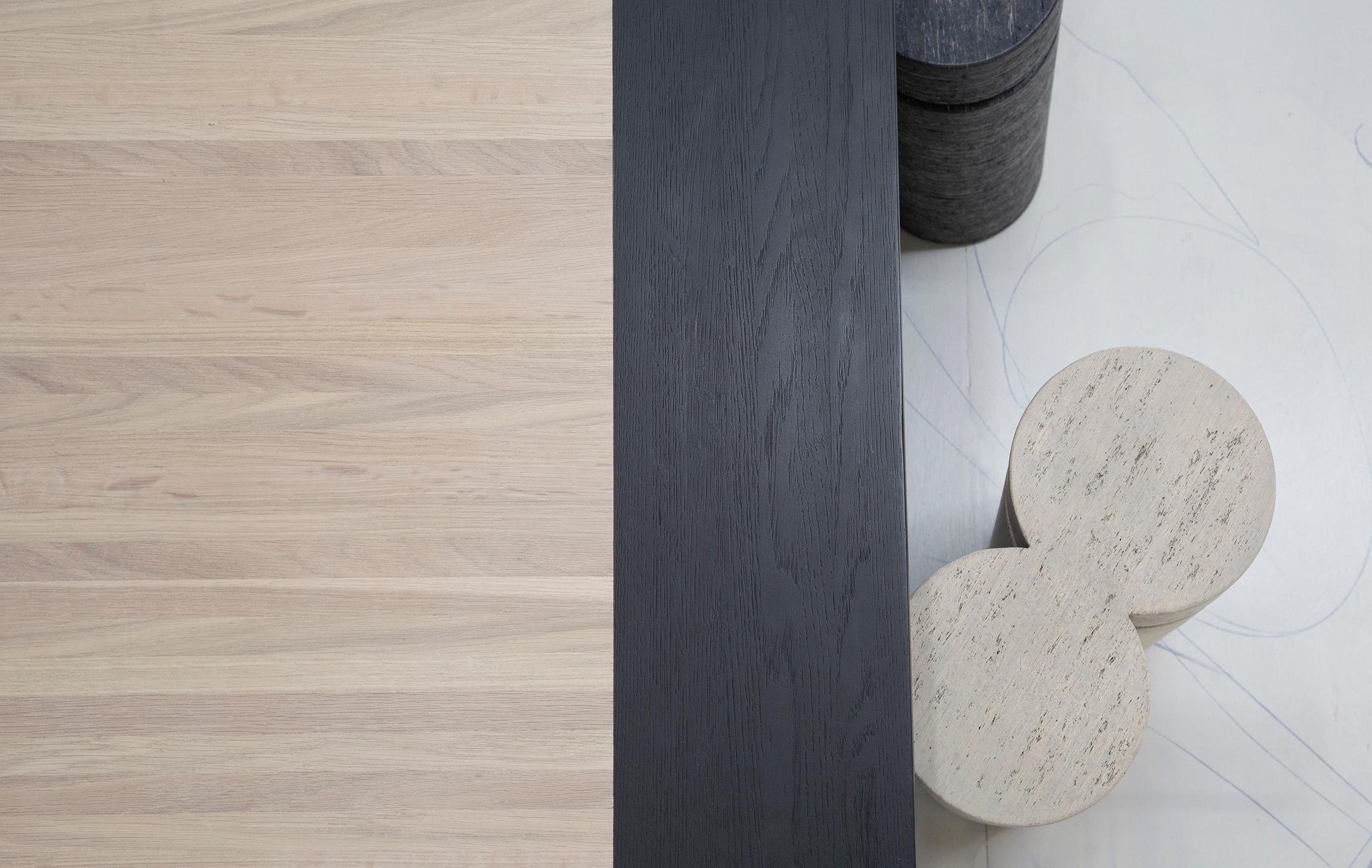 Brutalisme Table de salle à manger Midtown en Maykume noir et Oak Oak blanc noirci EN STOCK EN VENTE en vente