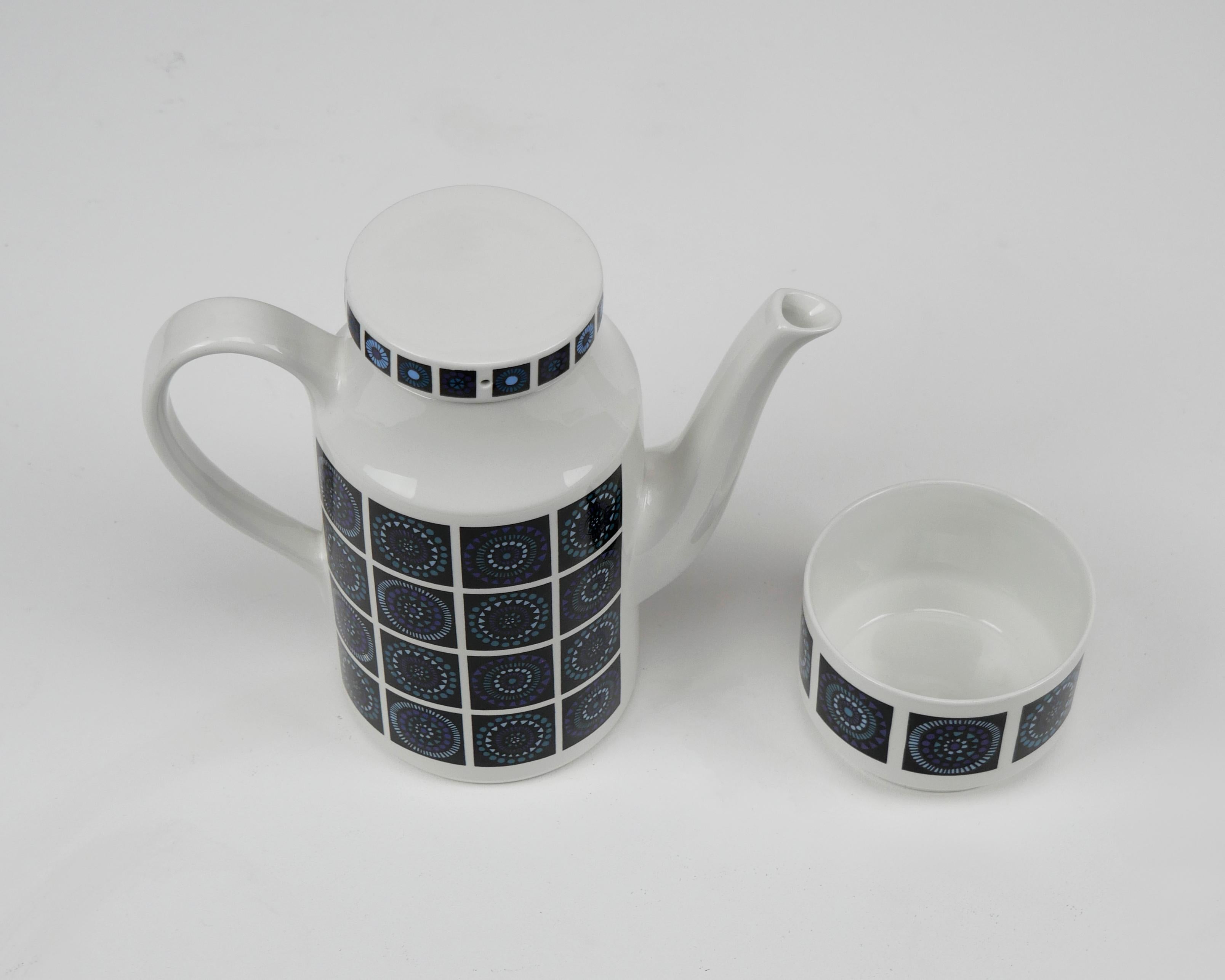Nicholas Jenkins (Brite) - Druckvorlage
David Queensberry (Brite) - Form/Gegenstände
Madeira Kaffeekanne und Zuckerdose
Entworfen 1960, hergestellt von Midwinter ca. 1965

Keramisch.
Insgesamt sehr guter Zustand mit nur geringen Rissen in der