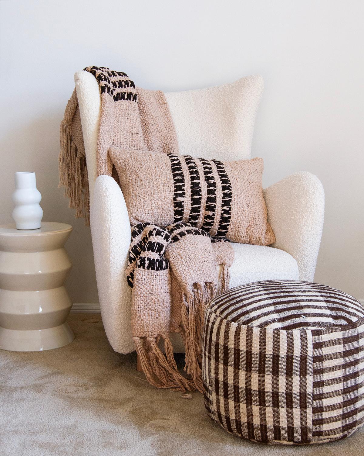 Coussin décoratif Miel beige à tissage ouvert en coton souple, fait à la main Neuf - En vente à West Hollywood, CA