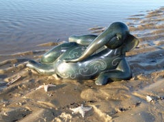 ''La Baigneuse'', escultura contemporánea de bronce de un elefante tomando el sol