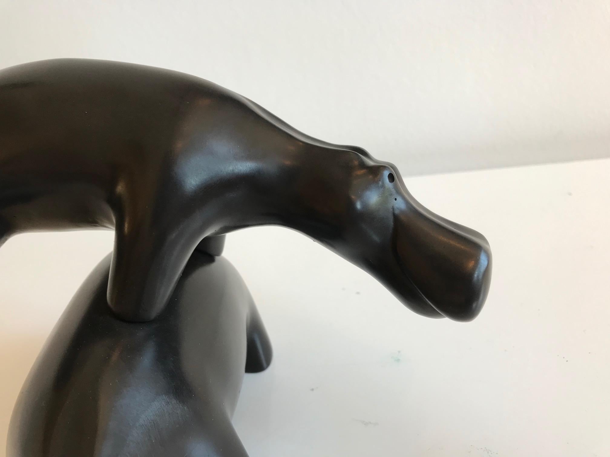 ''Leapfrog'', scultura contemporanea in bronzo di due ippopotami che giocano a Leapfrog - Figurative Sculpture Oro di Miep Maarse