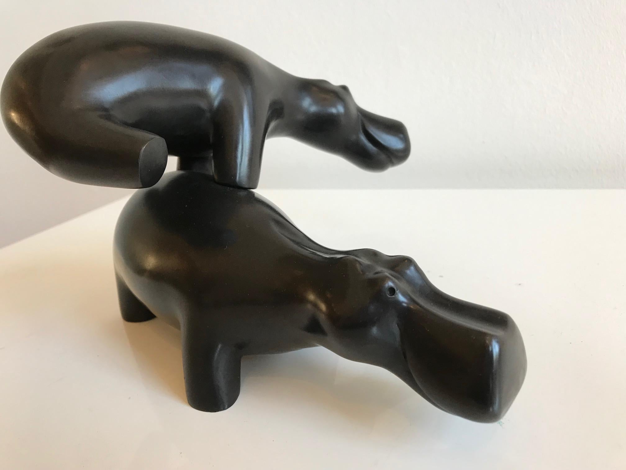 ''Leapfrog'', scultura contemporanea in bronzo di due ippopotami che giocano a Leapfrog 1