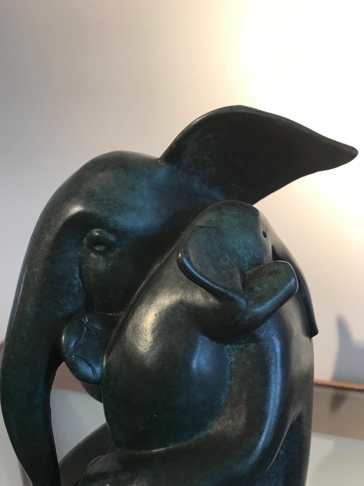 The optimistic bronze sculptures of Dutch artist Miep Maarse (1945) are a feast for the eyes. Dancing elephants, bathing hippos and playing bears characterize her oeuvre. The images are optimistic in tone and message. Through her images she shows us