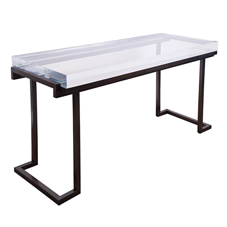 Discover the Mies desk today! This desk combines a pristine 3