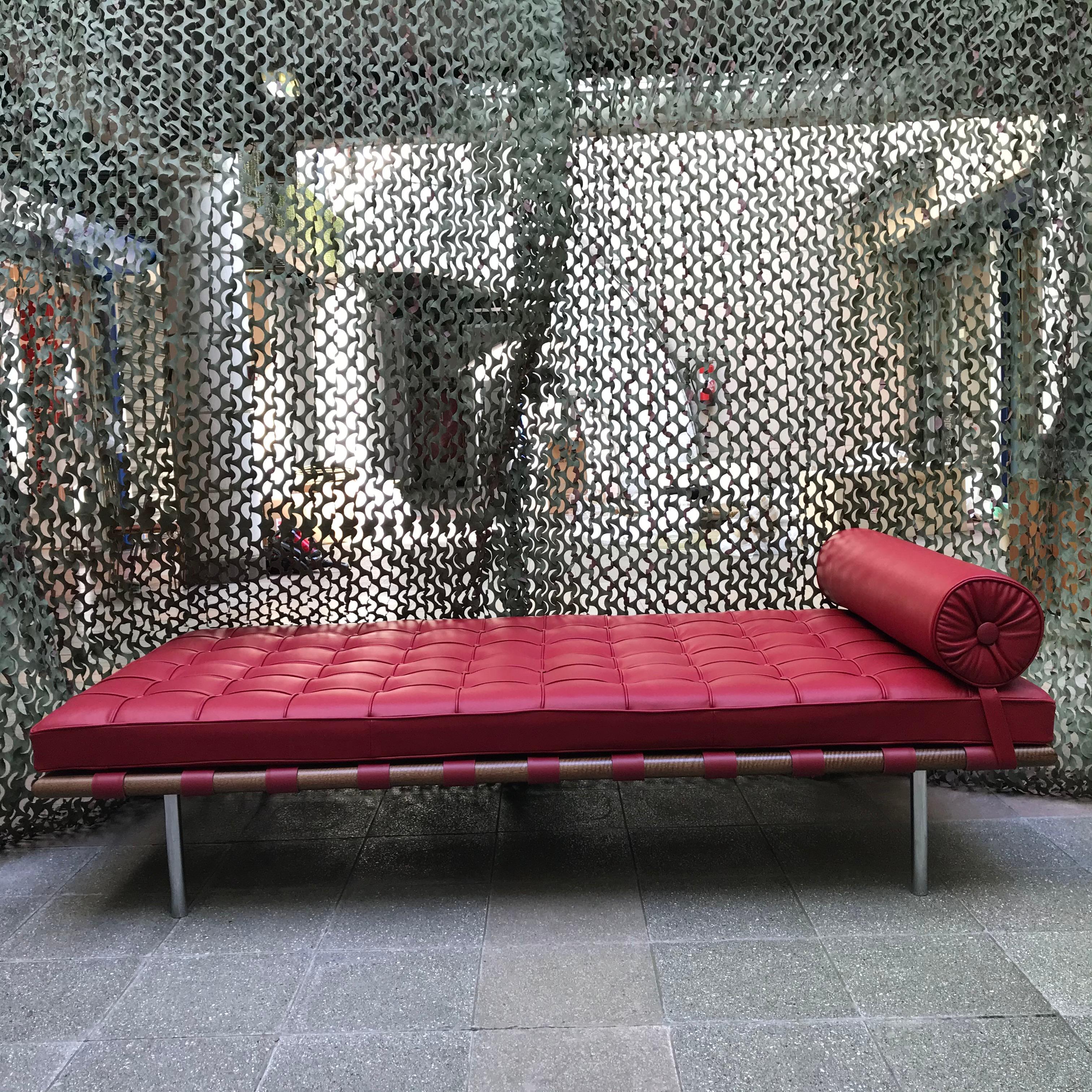Mies van der Rohe
Daybed Barcelona by Knoll
Ash wood/ red leather
Perfect condition
Rare color
circa 2015
Certificate
196 x 98 x 65
6900 Euros.