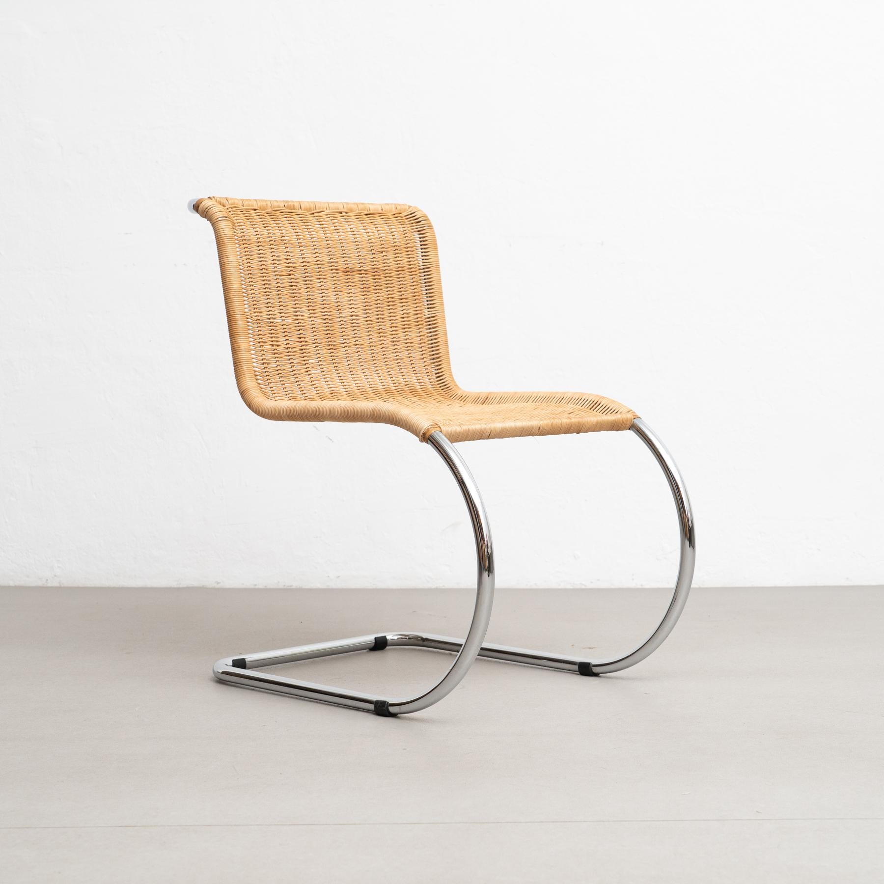Cette chaise MR10 conçue par Ludwig Mies van der Rohe en 1927 est un véritable chef-d'œuvre du design moderne. Fabriquées par Tecta en Allemagne vers 1960, ces chaises témoignent de la popularité durable des designs innovants et intemporels de Mies