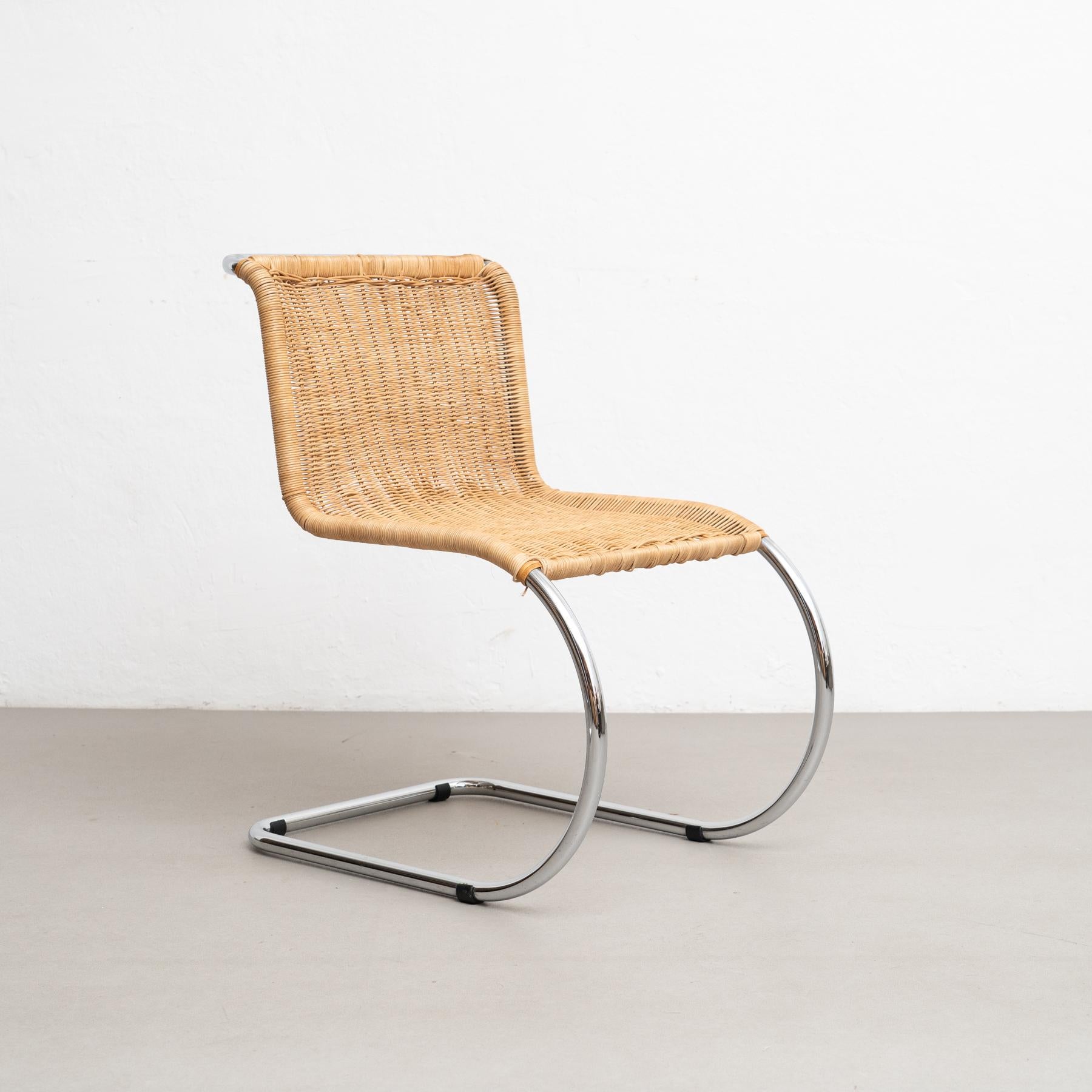 Der 1927 von Ludwig Mies van der Rohe entworfene Stuhl MR10 ist ein wahres Meisterwerk des modernen Designs. Diese um 1960 von Tecta in Deutschland hergestellten Stühle sind ein Beweis für die anhaltende Beliebtheit der innovativen und zeitlosen