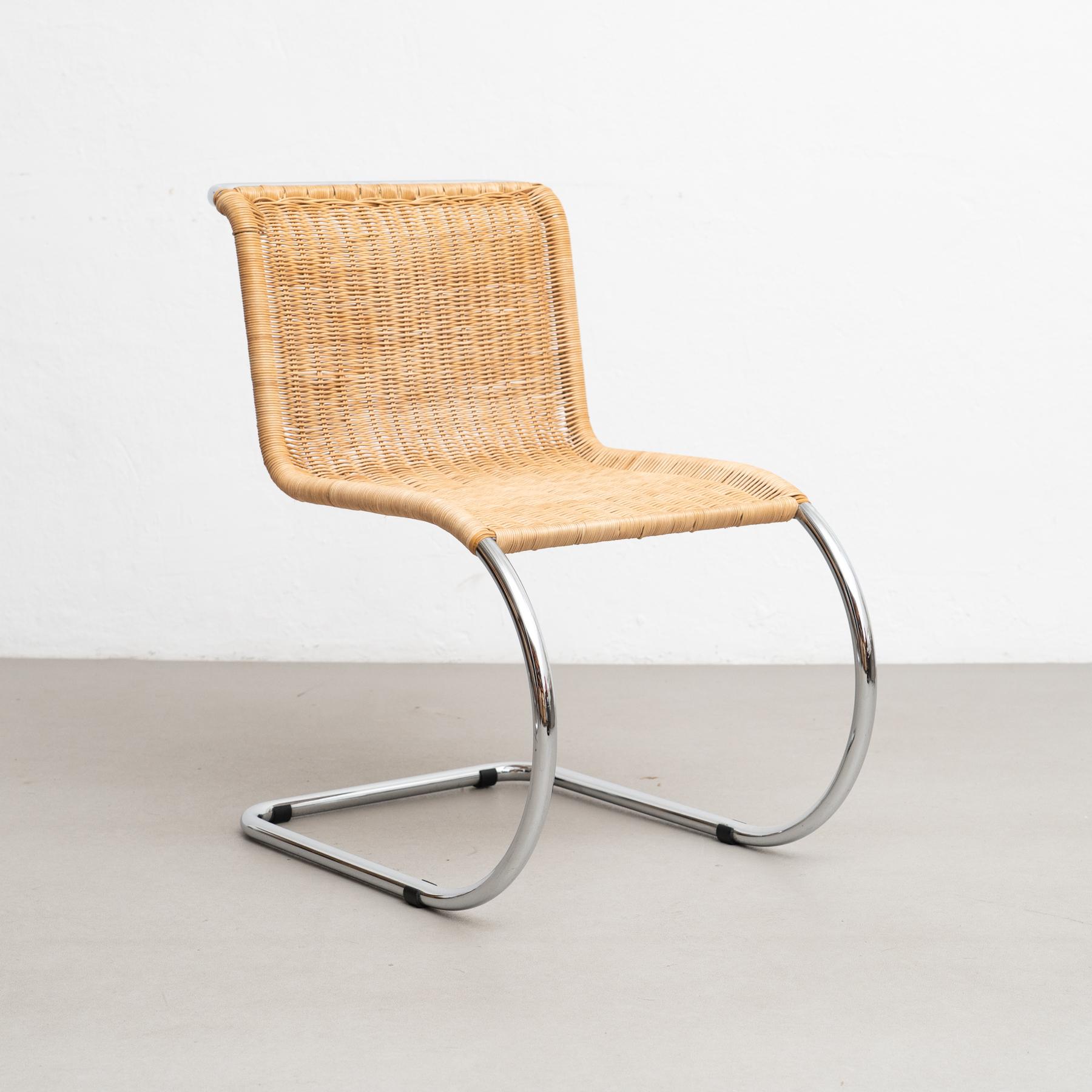 Der 1927 von Ludwig Mies van der Rohe entworfene Stuhl MR10 ist ein wahres Meisterwerk des modernen Designs. Diese um 1960 von Tecta in Deutschland hergestellten Stühle sind ein Beweis für die anhaltende Beliebtheit der innovativen und zeitlosen
