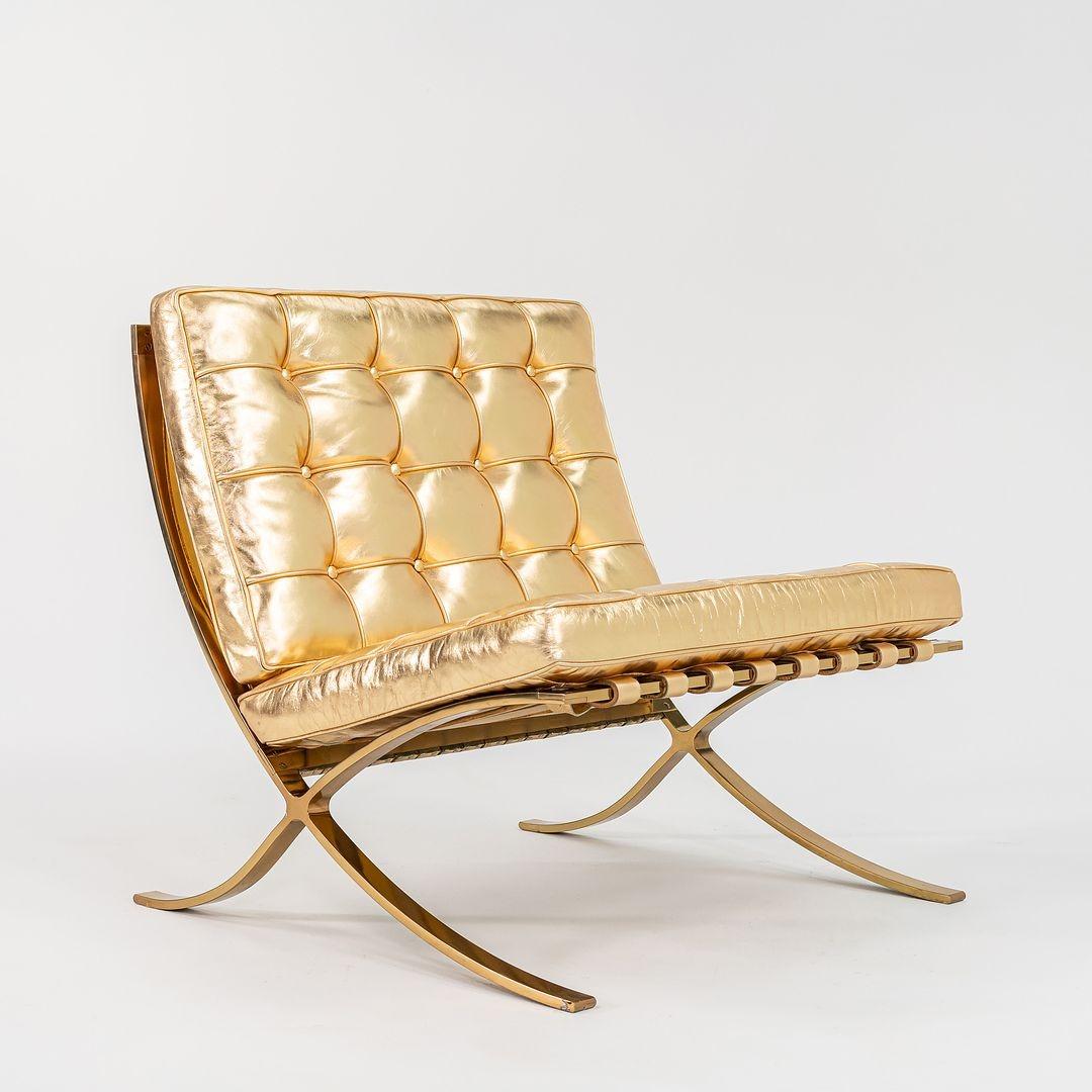 Moderne Chaise Barcelona de Mies Van der Rohe en cuir feuille d'or avec cadre plaqué or en vente