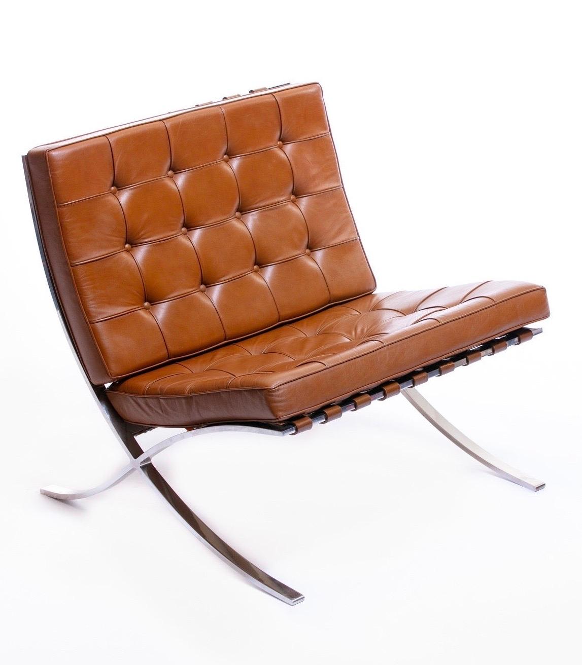 Late 20th Century Mies van der Rohe Barcelona Chairs & Ottoman for Knoll International, circa 1974
