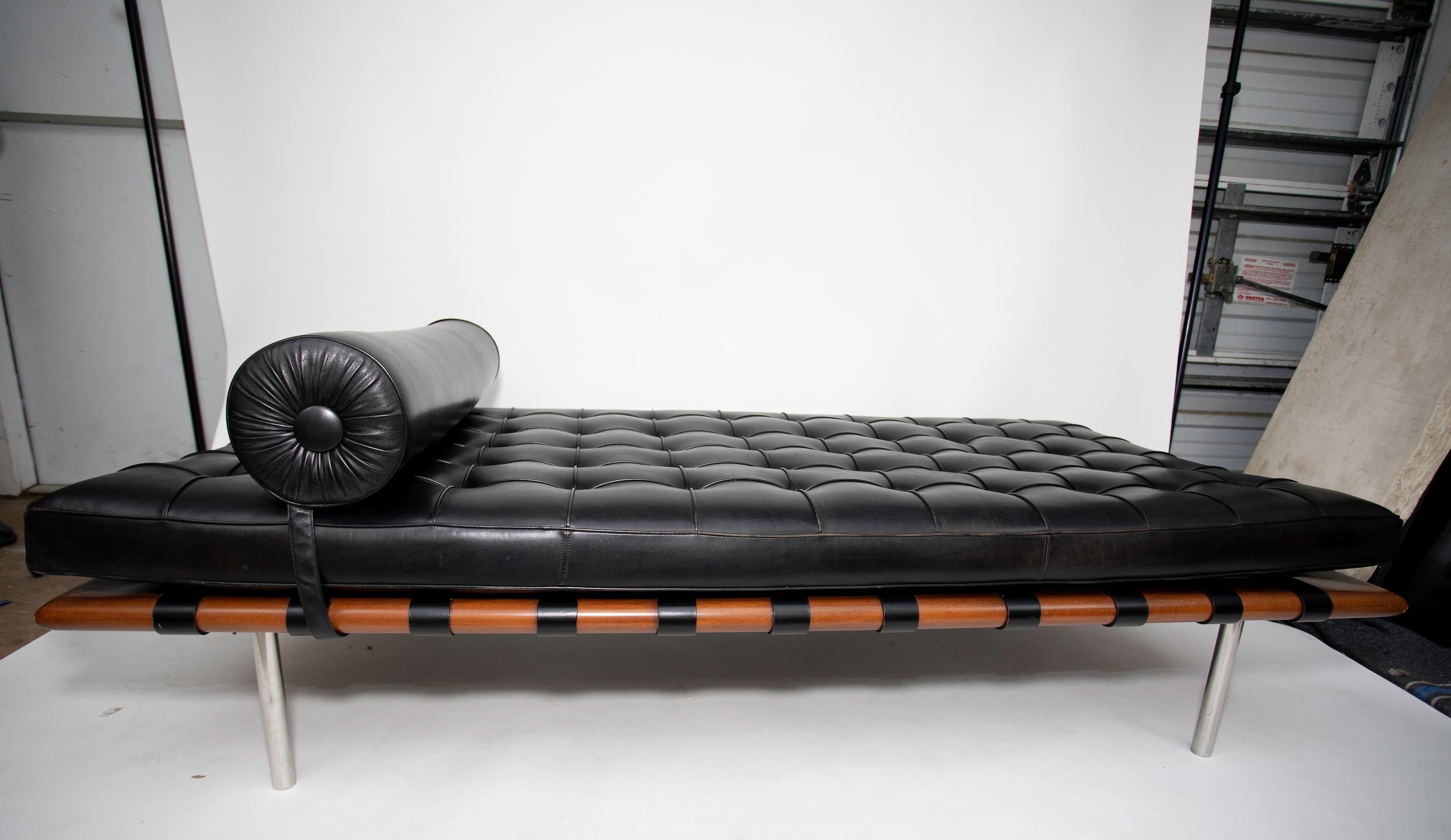 Mies van der Rohe Barcelona Daybed Knoll 1