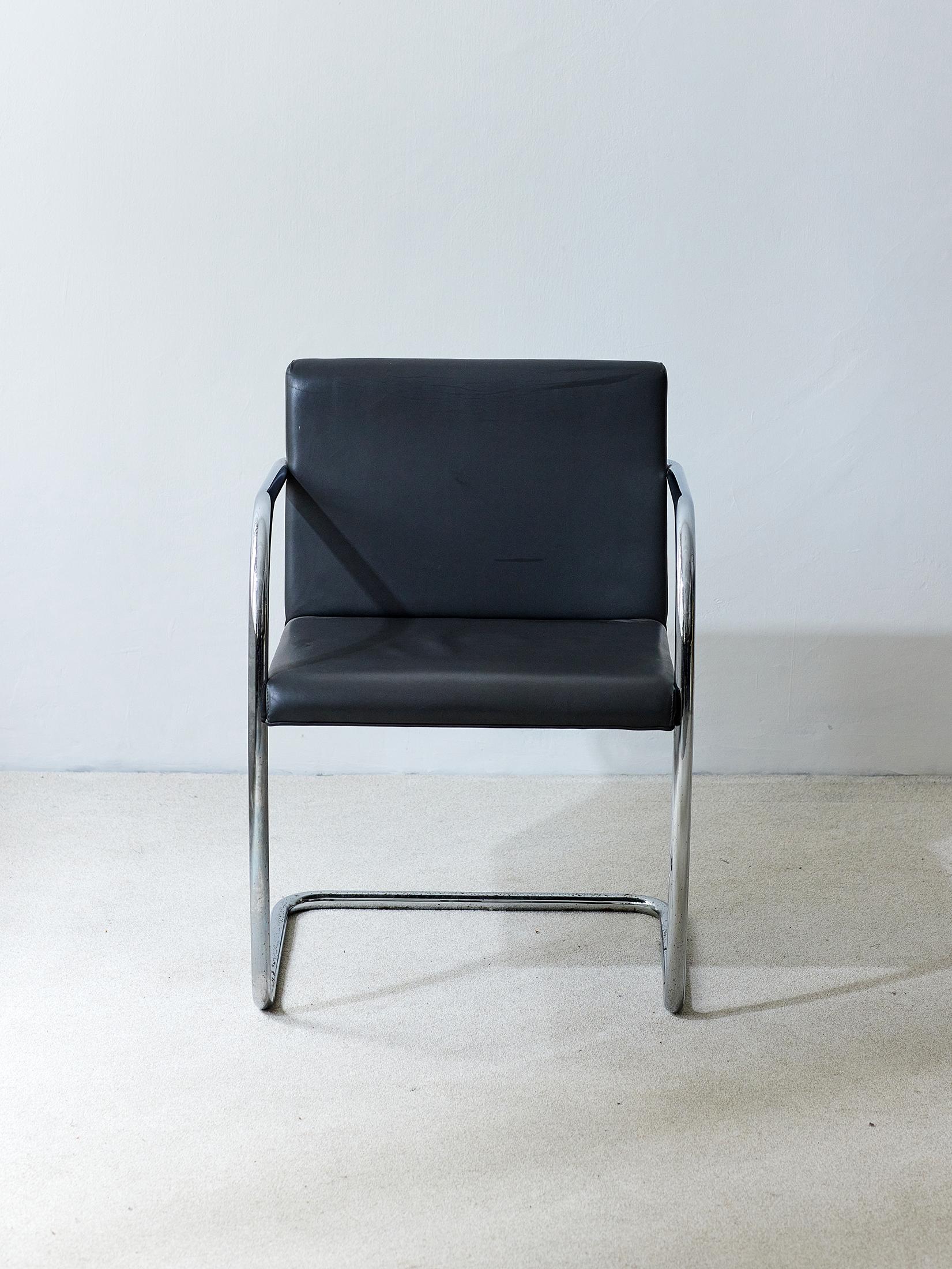 In vendita: una sedia originale Mies van der Rohe Brno di Knoll degli anni '60. Questa sedia presenta un elegante rivestimento in pelle grigio scuro con l'iconica struttura a sbalzo in acciaio cromato, segno distintivo del design modernista. Lo