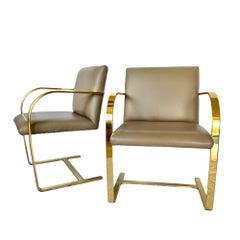 Mies Van Der Rohe Brünn Flache Bar-Lederstühle aus Gold und Messing, Paar