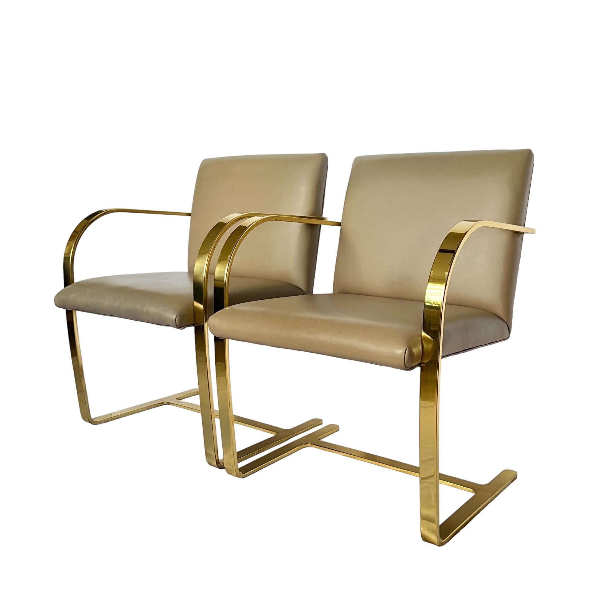 Mid-Century Modern Mies Van Der Rohe Brno - Paire de chaises de bar plates en cuir et laiton doré