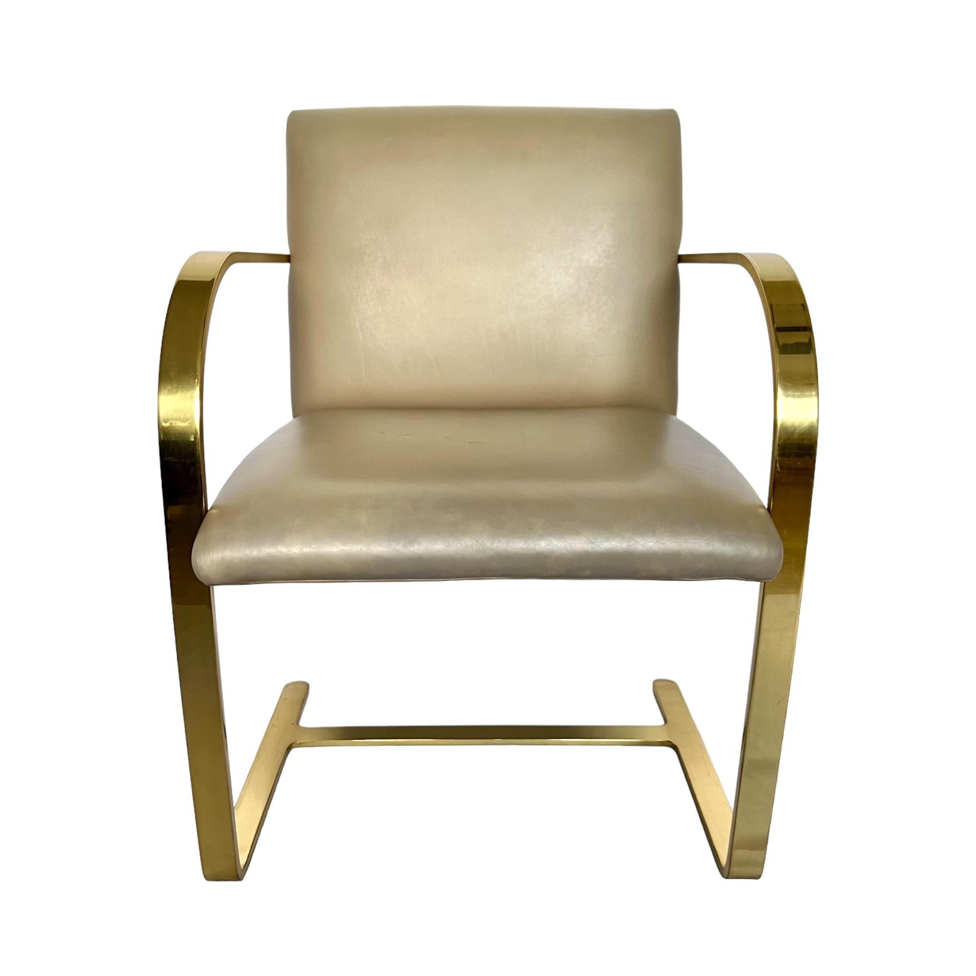 Mies Van Der Rohe Brno - Paire de chaises de bar plates en cuir et laiton doré 1