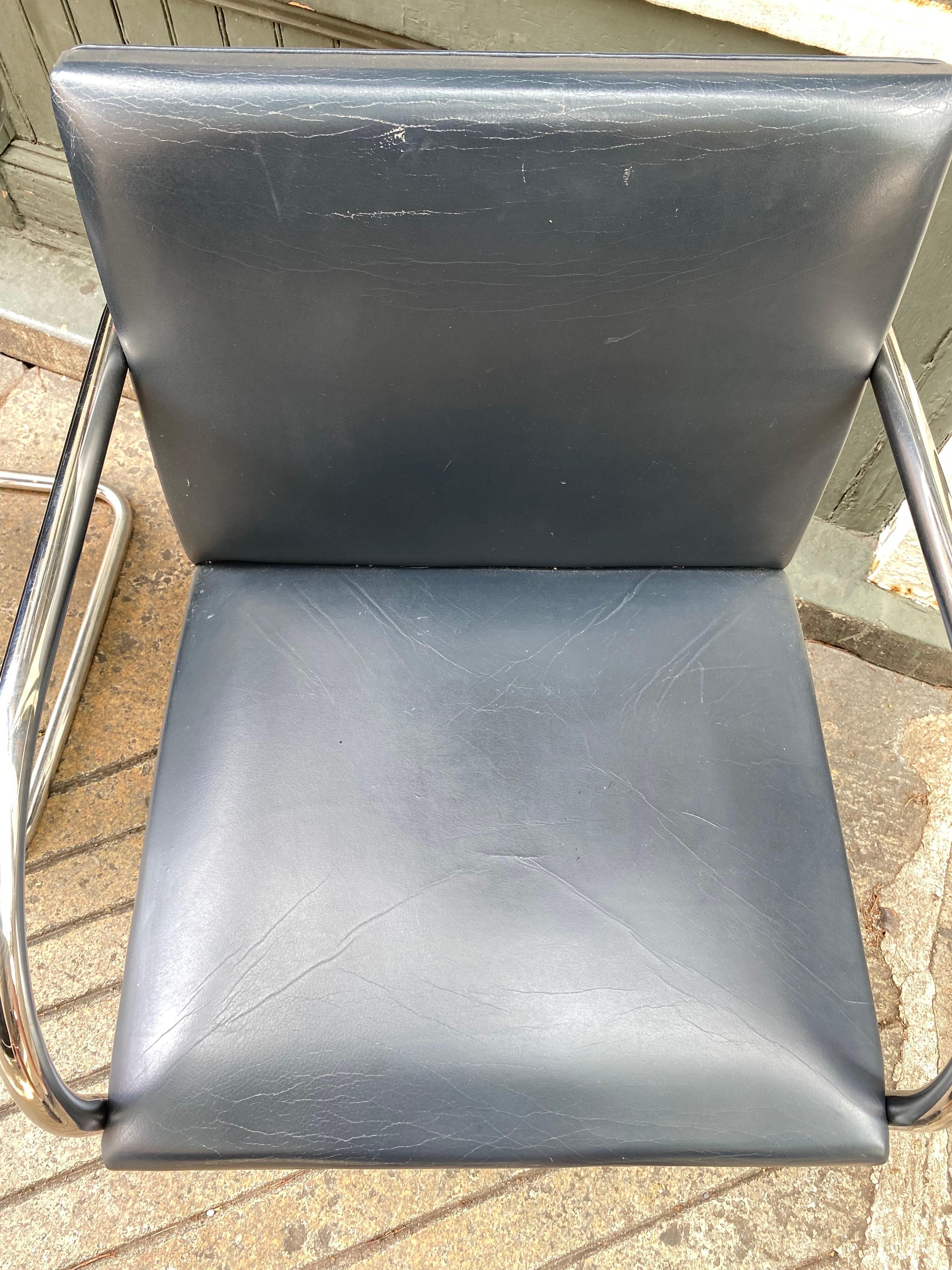 Mies van der Rohe Brünn röhrenförmiger Sessel von Knoll (Ende des 20. Jahrhunderts) im Angebot