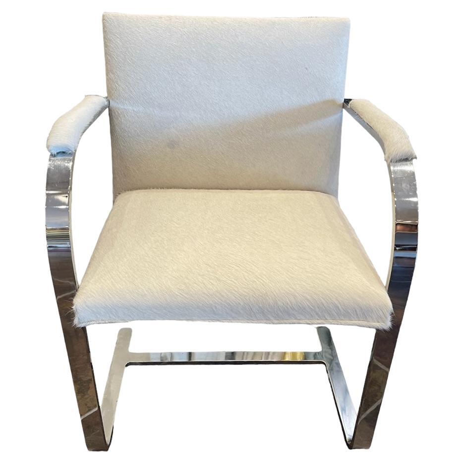 Un ensemble de 4 chaises Brno de Mies Van der Rohe entièrement retapissées dans une peau de vache californienne de couleur albâtre. L'œil créatif et intelligent de Van der Rohe donne l'impression que les chaises flottent dans l'air. Les lignes