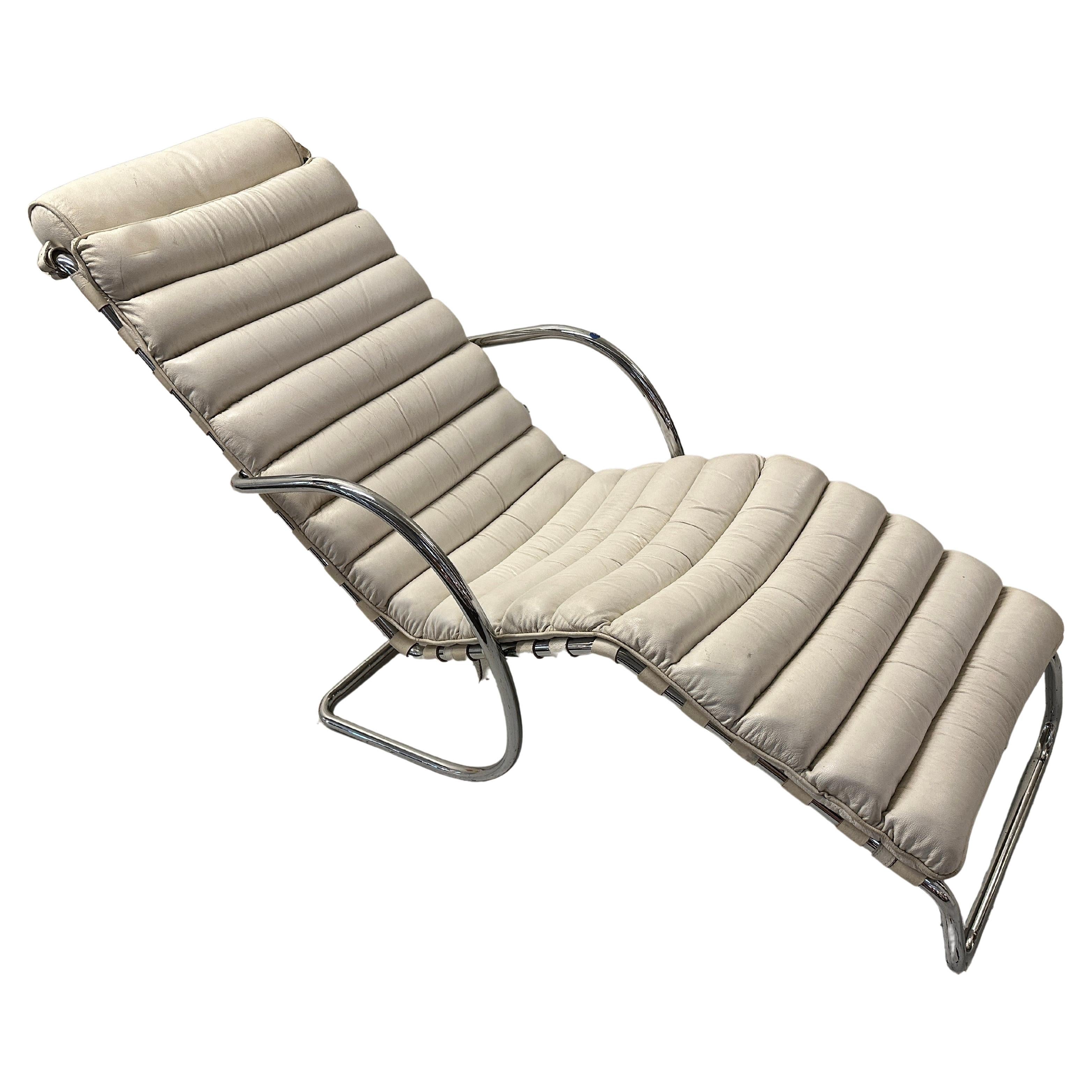 Mies van der Rohe Chaise Ludwig Model 242 for Knoll International For Sale