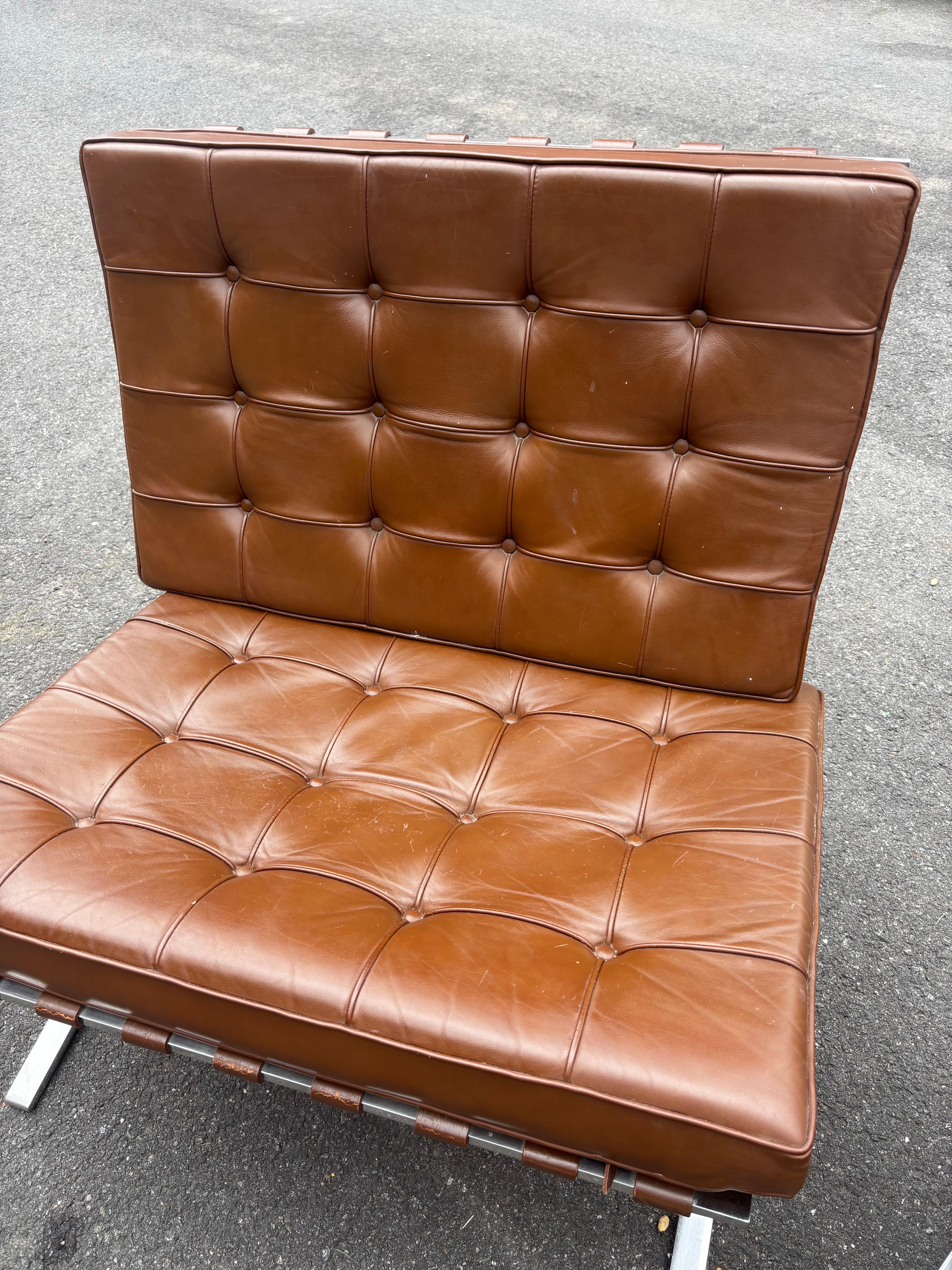 A. der Rohe Choc. Chaises Barcelona brunes/ piétements en acier inoxydable pour Knoll en vente 5