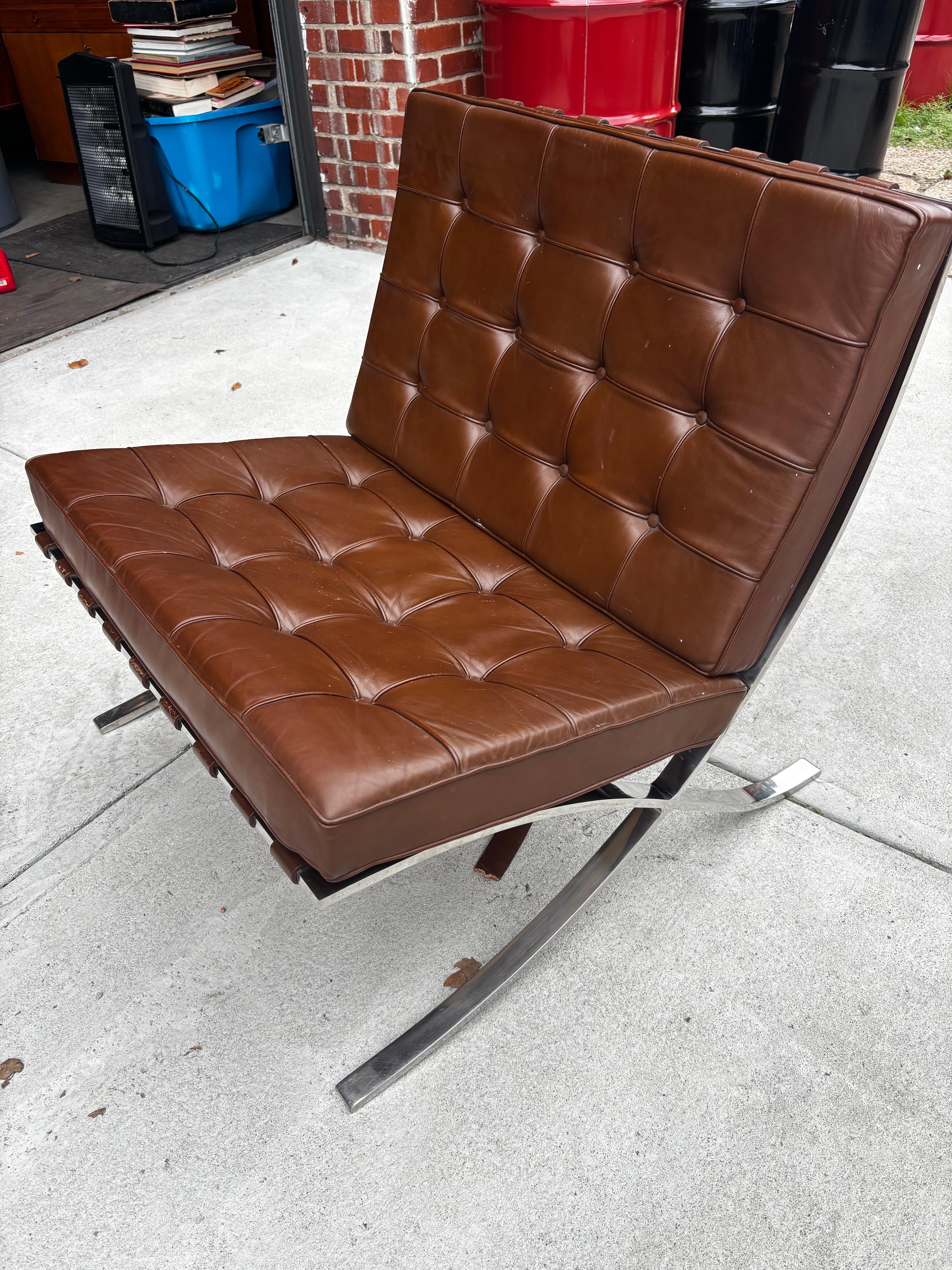 A. der Rohe Choc. Chaises Barcelona brunes/ piétements en acier inoxydable pour Knoll en vente 6