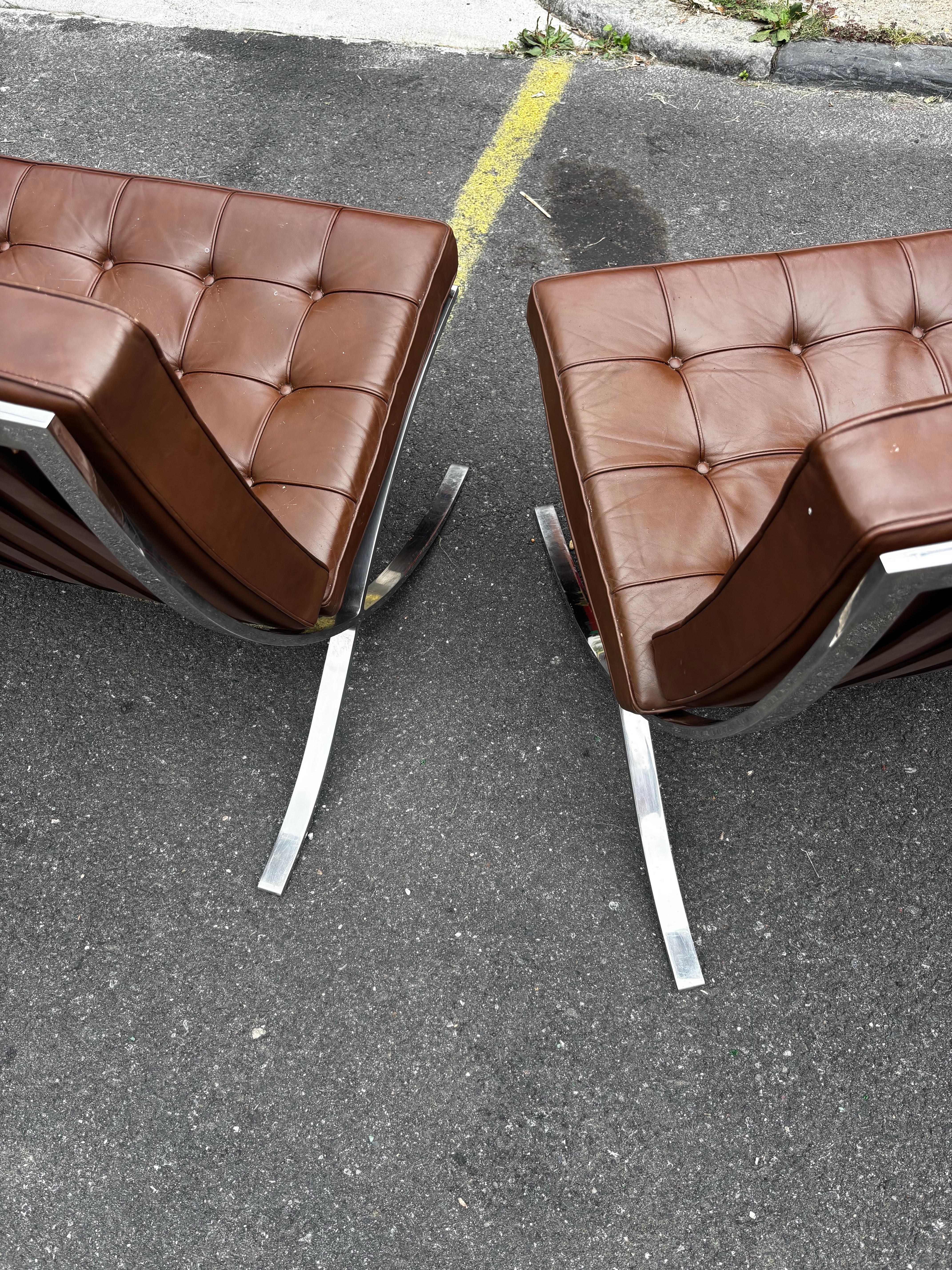 Bauhaus A. der Rohe Choc. Chaises Barcelona brunes/ piétements en acier inoxydable pour Knoll en vente