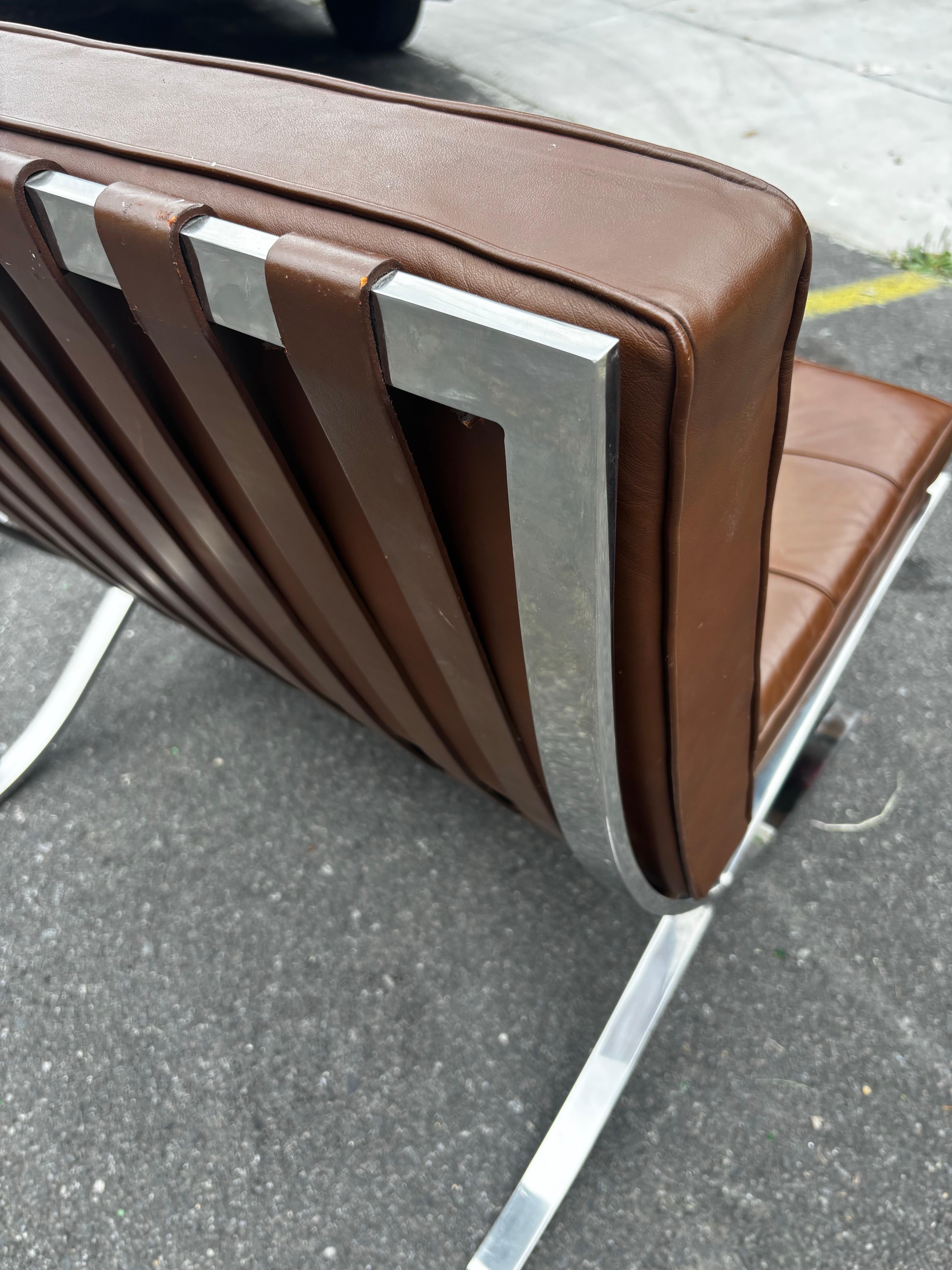 Acier inoxydable A. der Rohe Choc. Chaises Barcelona brunes/ piétements en acier inoxydable pour Knoll en vente
