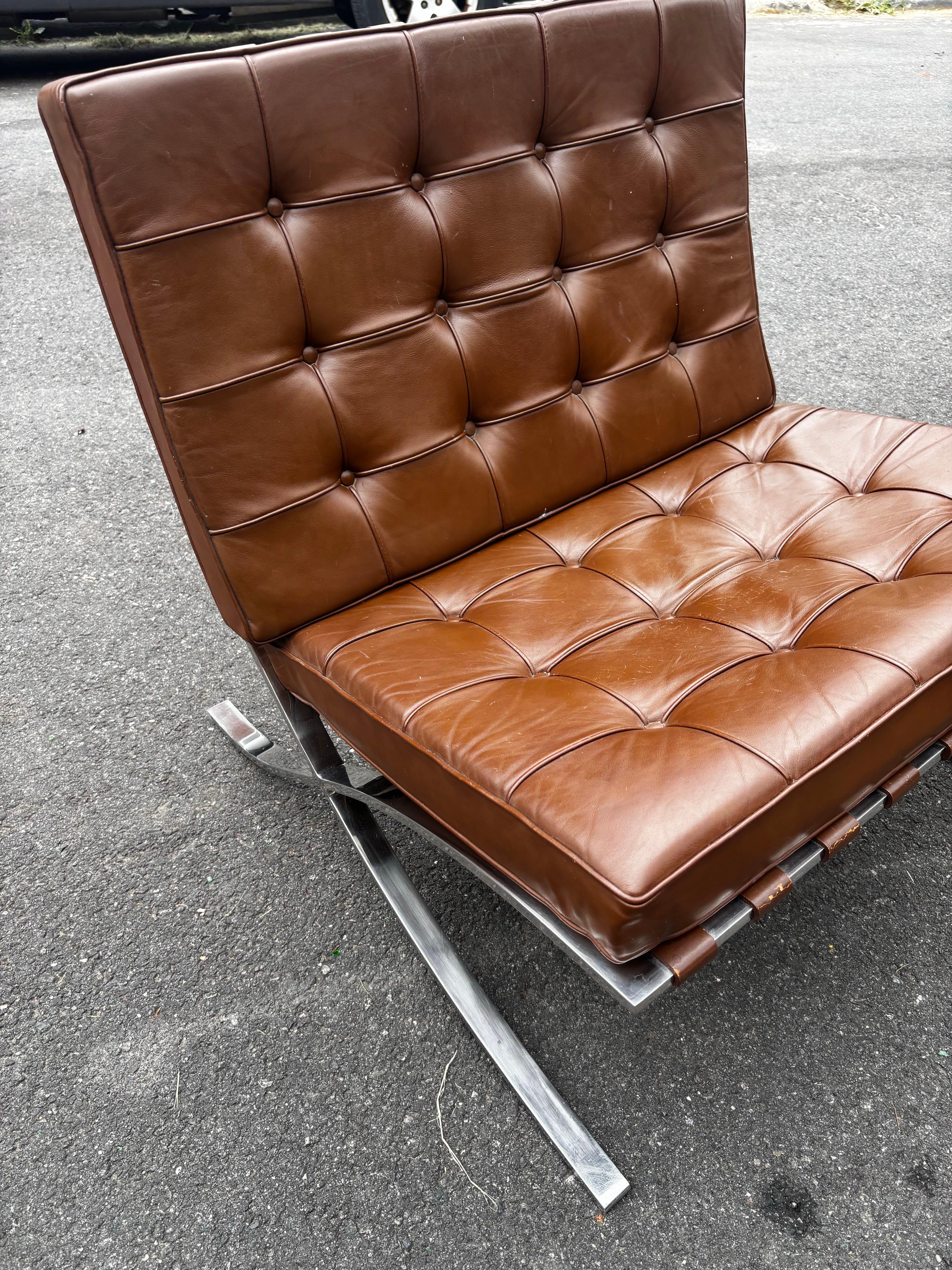 A. der Rohe Choc. Chaises Barcelona brunes/ piétements en acier inoxydable pour Knoll en vente 1