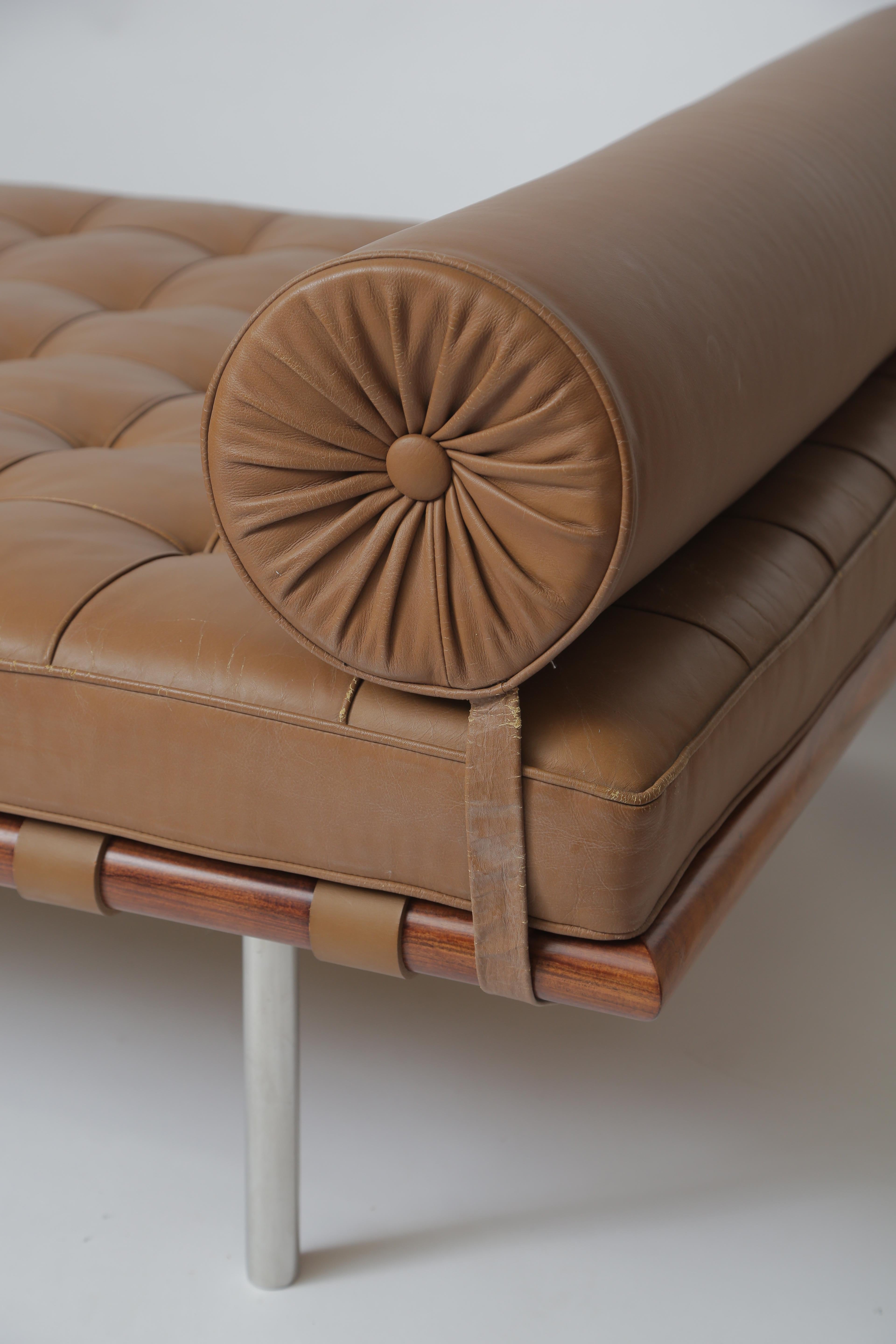 1970s daybed manufactured by Knoll
Original brown leather
Sewn label (extremely faded).