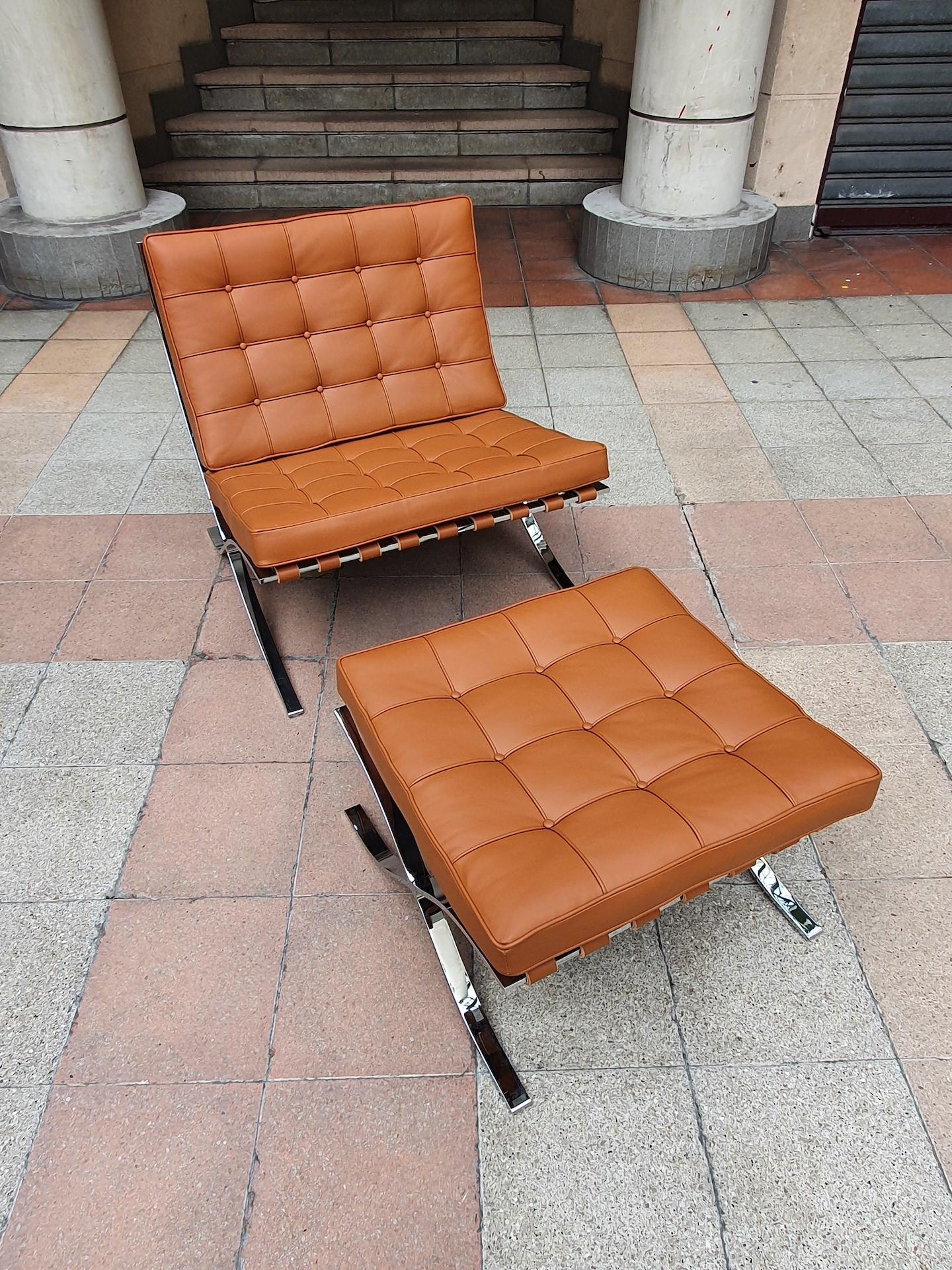 Mies van der Rohe
Barcelona Sessel und Ottomane, 2020
Knoll signierte Ausgabe
Kamelleder/Edelstahl

Maße: Höhe: 76 cm
Breite: 74 cm
Tiefe: 70 cm

Perfekter neuer Zustand.
  