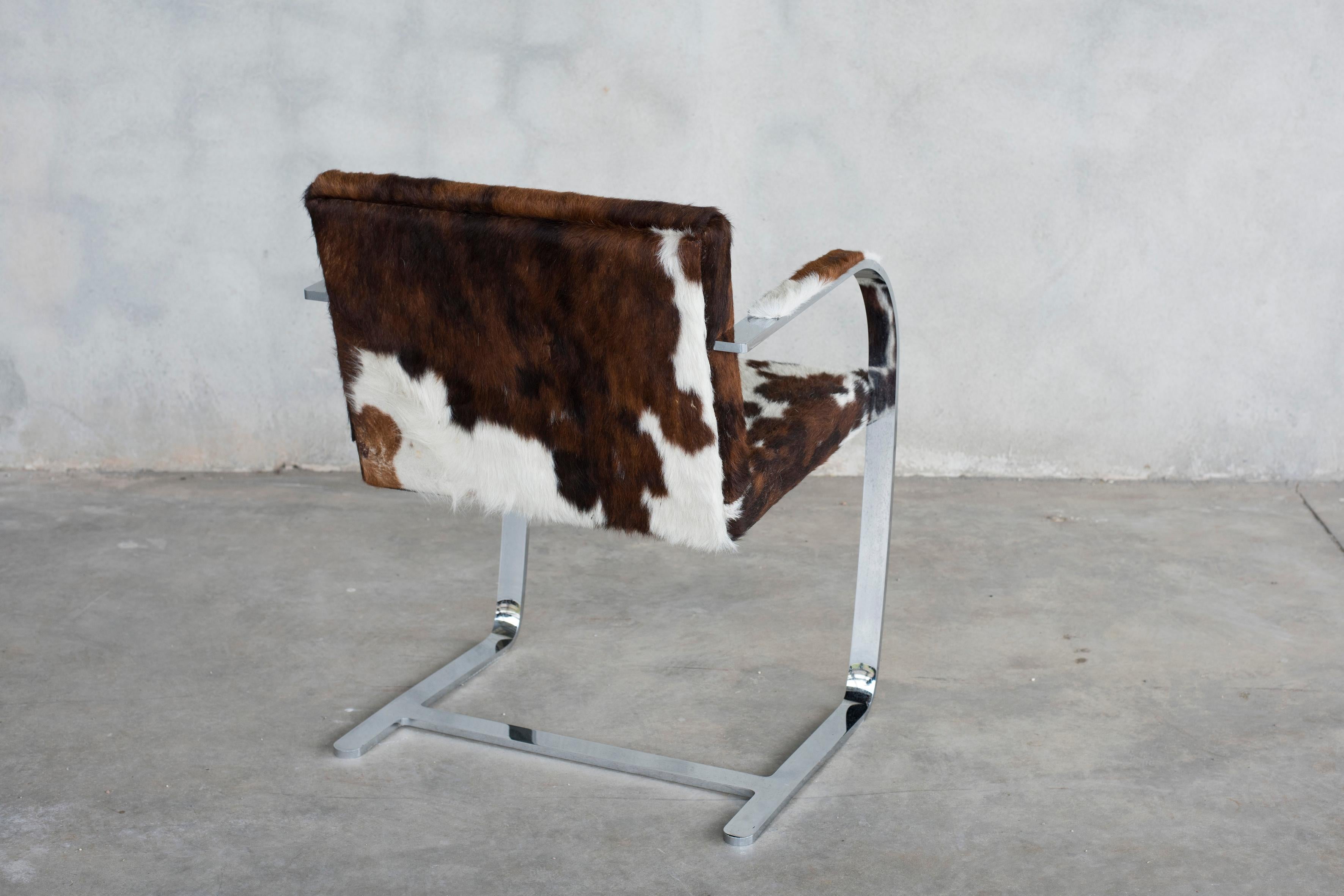 Mies van der Rohe Flach verchromter Stahl für Knoll Kuhpelz 255 Brünner Stühle (Moderne) im Angebot