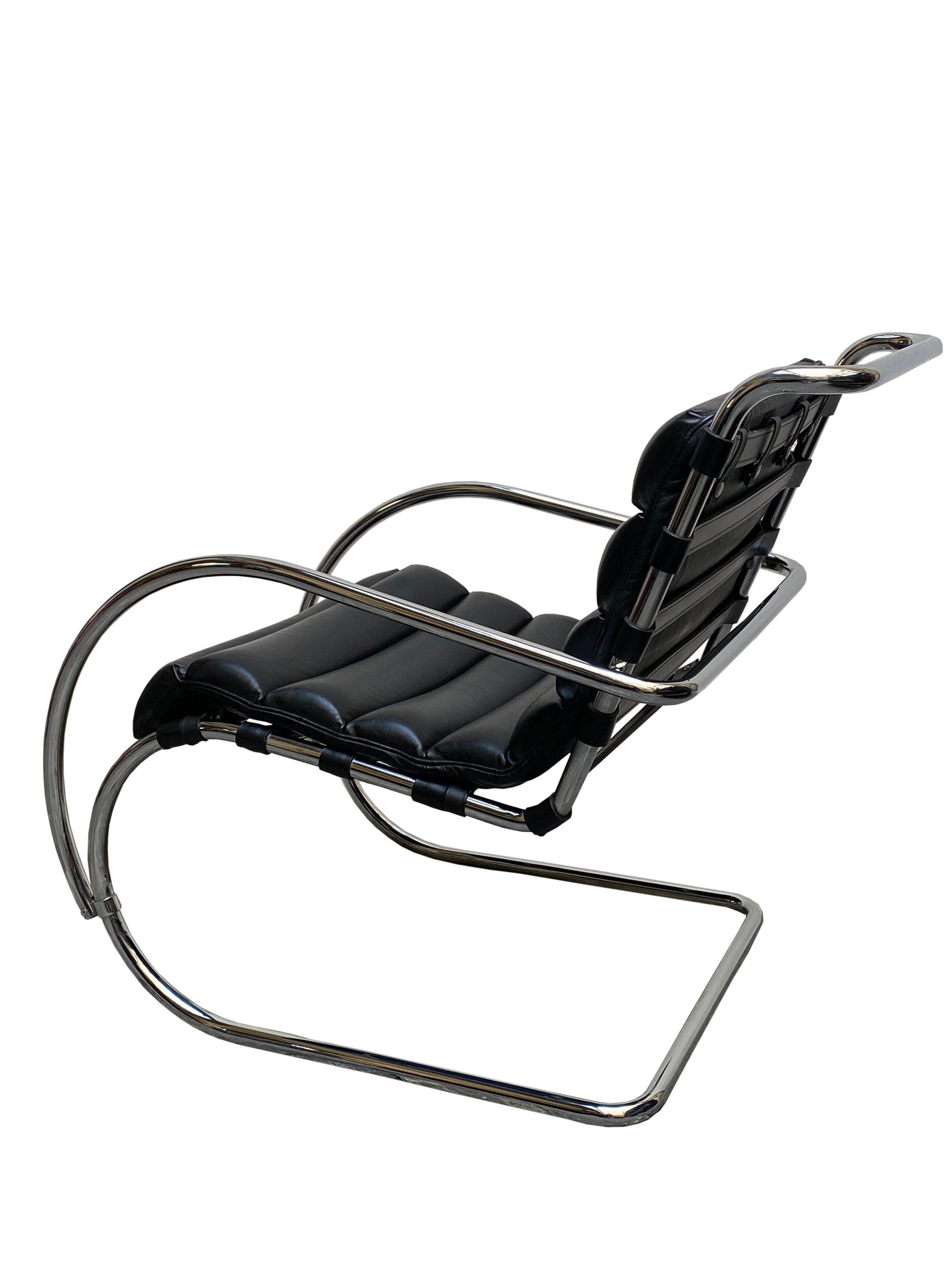 Mies van der Rohe for Alivar Black Leather Lounge Chair Mod. MR, 1980s In Good Condition In Naples, IT