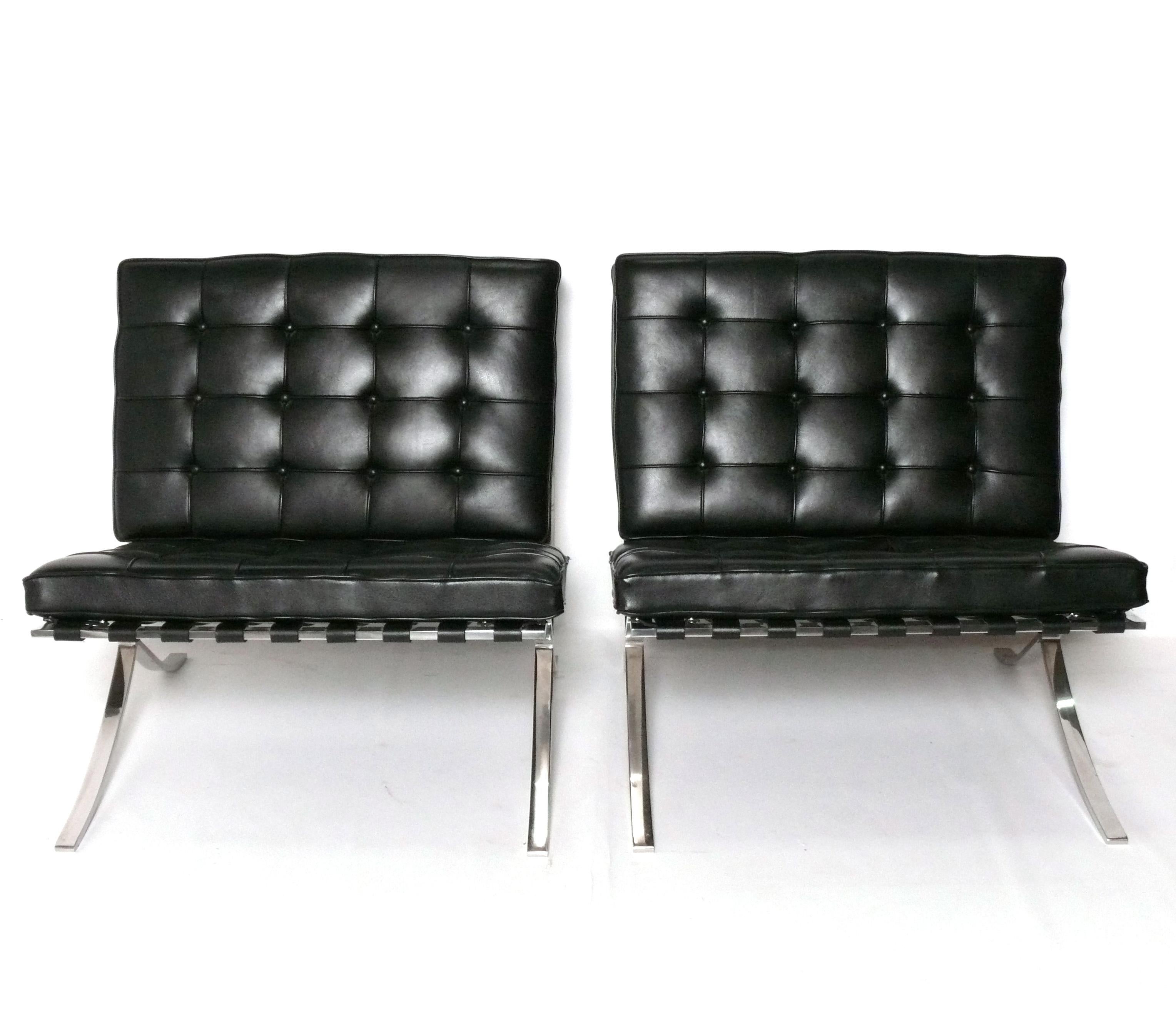 Icónica pareja de sillas Barcelona y otomana, diseñadas por Mies van der Rohde para Knoll, Estados Unidos, hacia la década de 1970. Los anteriores propietarios añadieron broches de presión en la parte posterior de los cojines del respaldo para que
