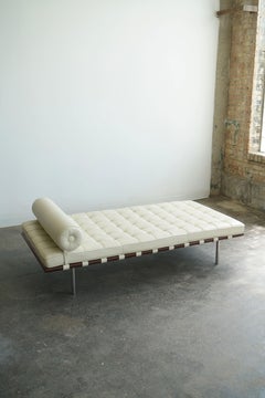 Divano-letto Barcelona di Mies van der Rohe per Knoll in pelle avorio