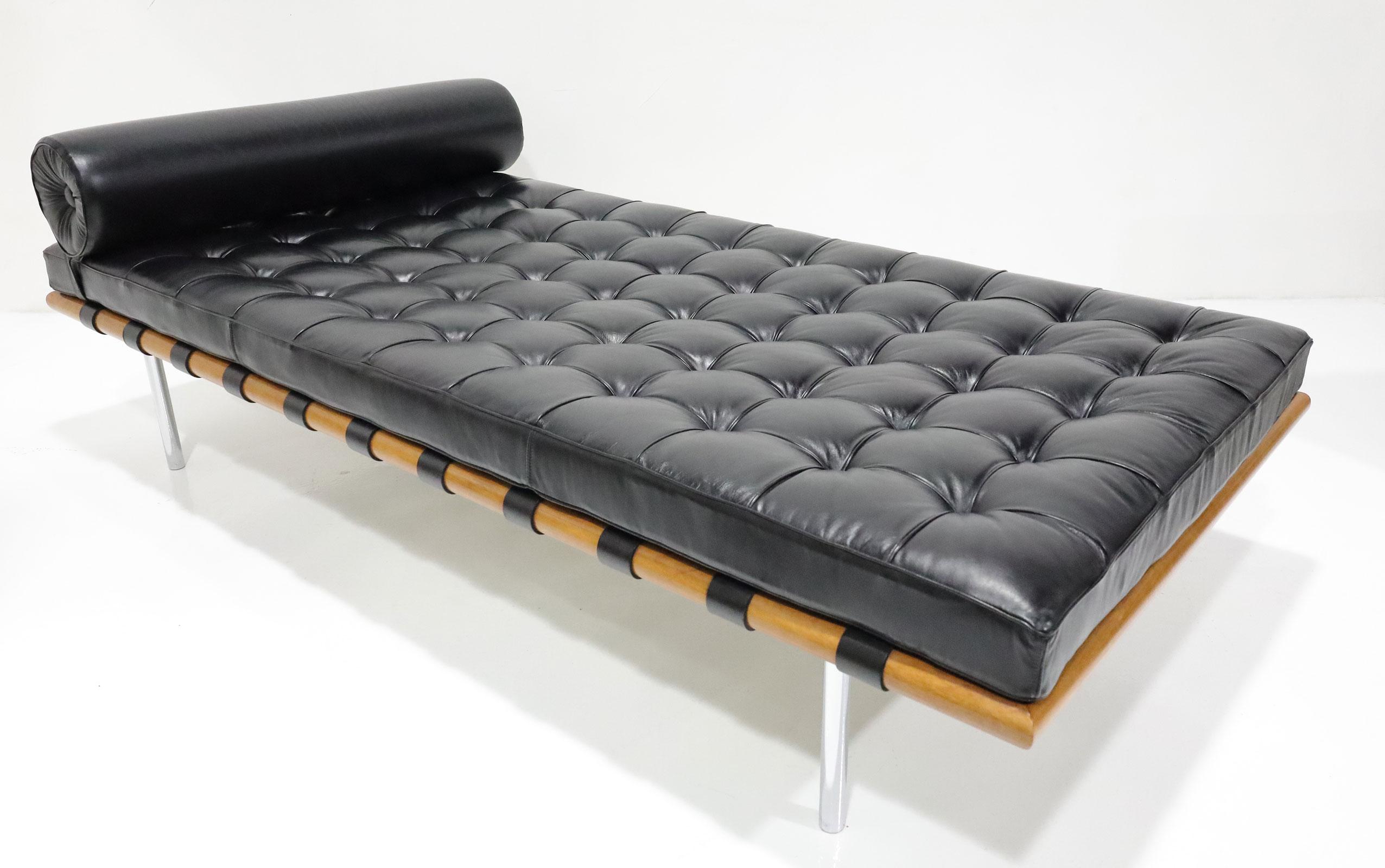 Mies van der Rohe for Knoll Barcelona Daybed/Couch in Black Leather In Good Condition For Sale In Dallas, TX
