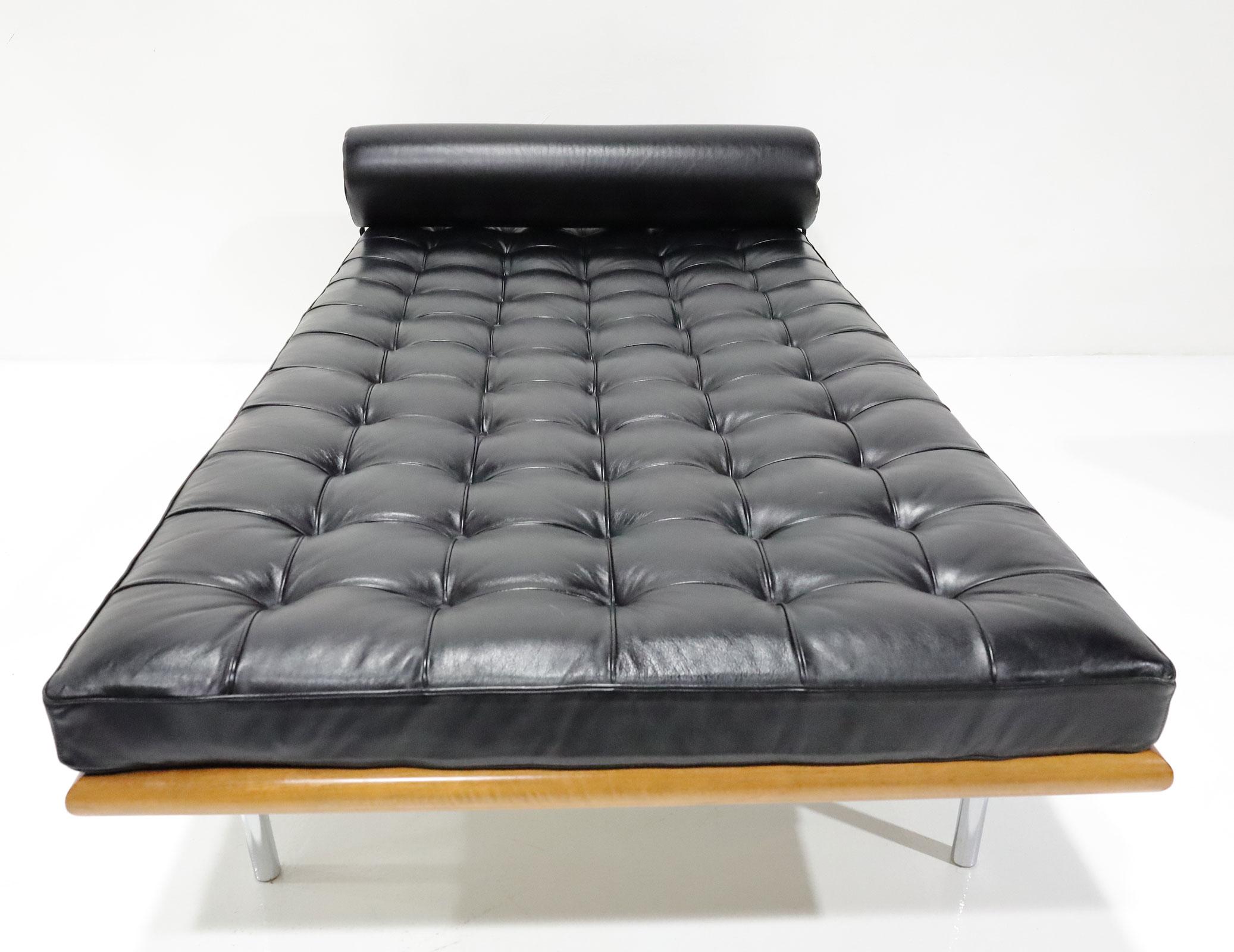 20th Century Mies van der Rohe for Knoll Barcelona Daybed/Couch in Black Leather For Sale