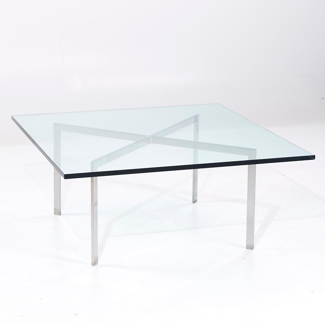 Table basse du milieu du siècle dernier Mies van der Rohe pour Knoll Barcelona

Cette table basse mesure : 40 de large x 40 de profond x 17 de haut

Nous prenons nos photos dans un studio à éclairage contrôlé afin de montrer le plus de détails