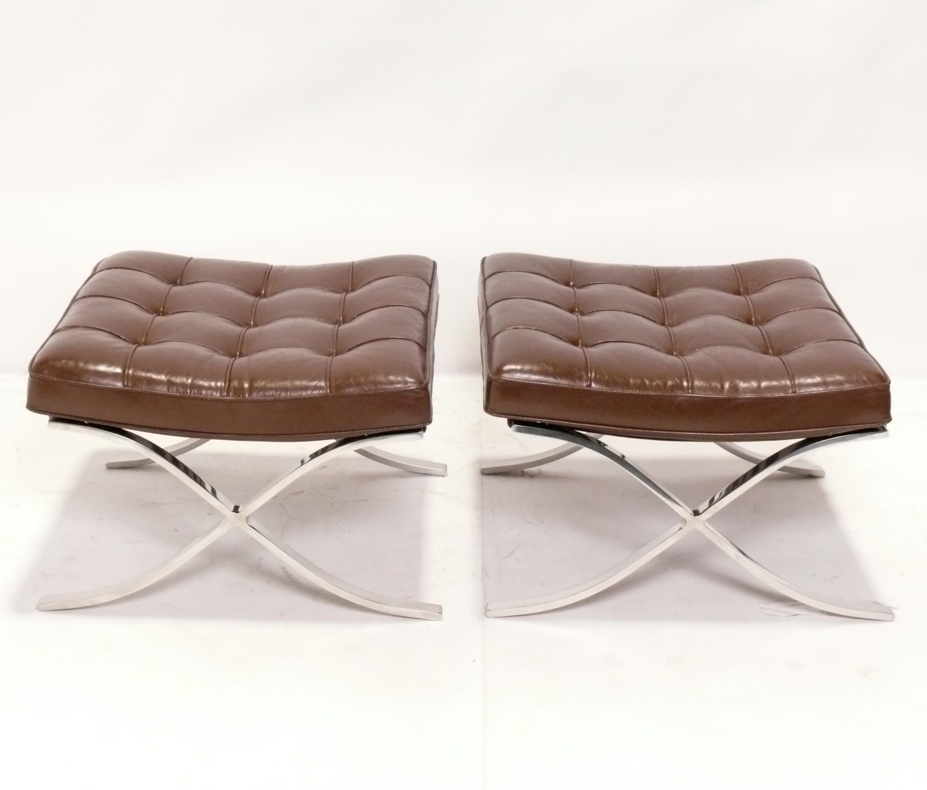 Icónico par de taburetes u otomanos Barcelona, diseñados por Mies van der Rohde para Knoll, Estados Unidos, hacia la década de 1980. Están tapizados en su cuero marrón chocolate original, perfectamente desgastado. 