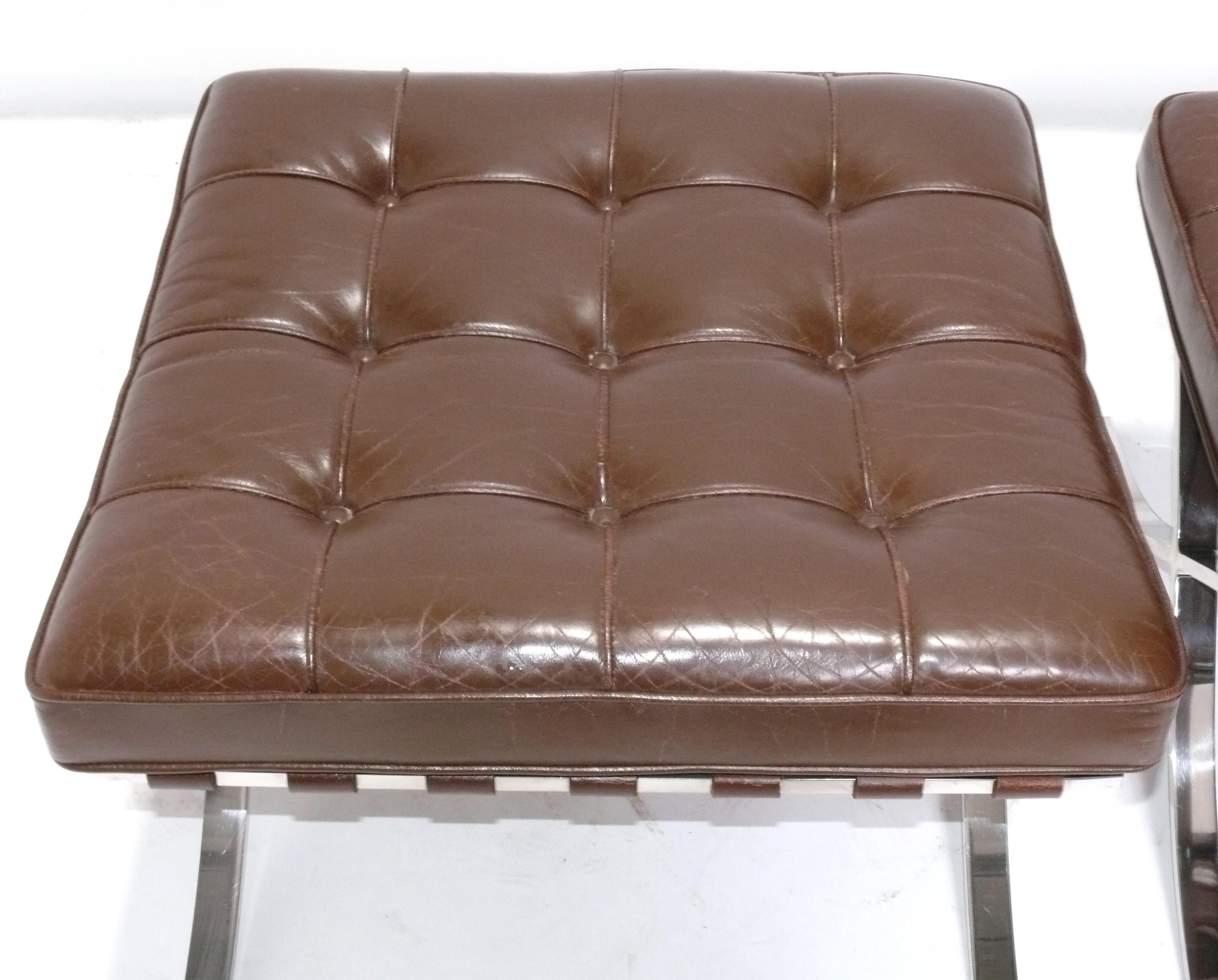 Taburetes Barcelona Mies van der Rohe para Knoll en piel marrón chocolate Moderno de mediados de siglo en venta
