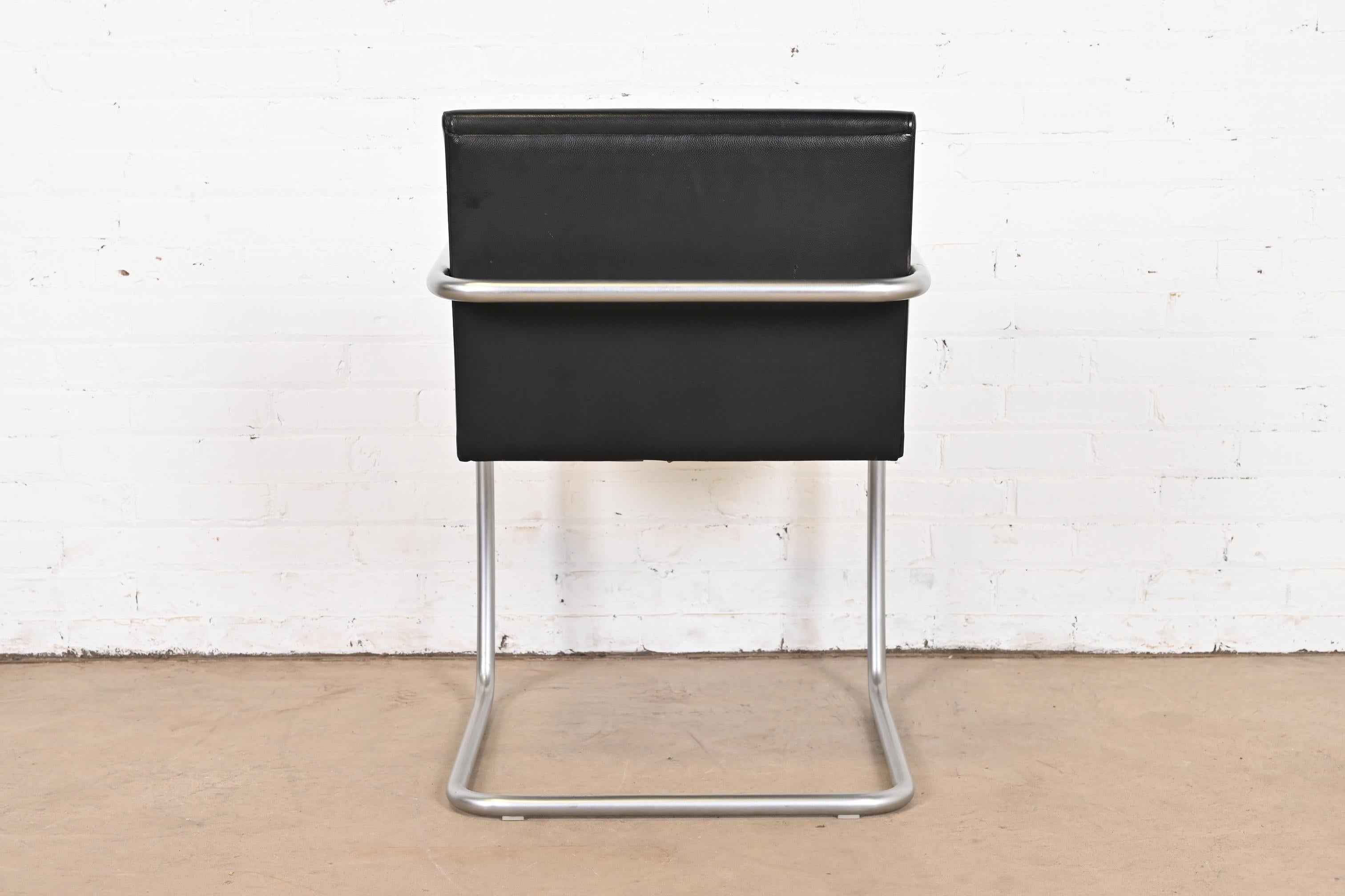 Mies Van Der Rohe für Knoll Brno-Stühle aus schwarzem Leder und Chrom, Paar im Angebot 8