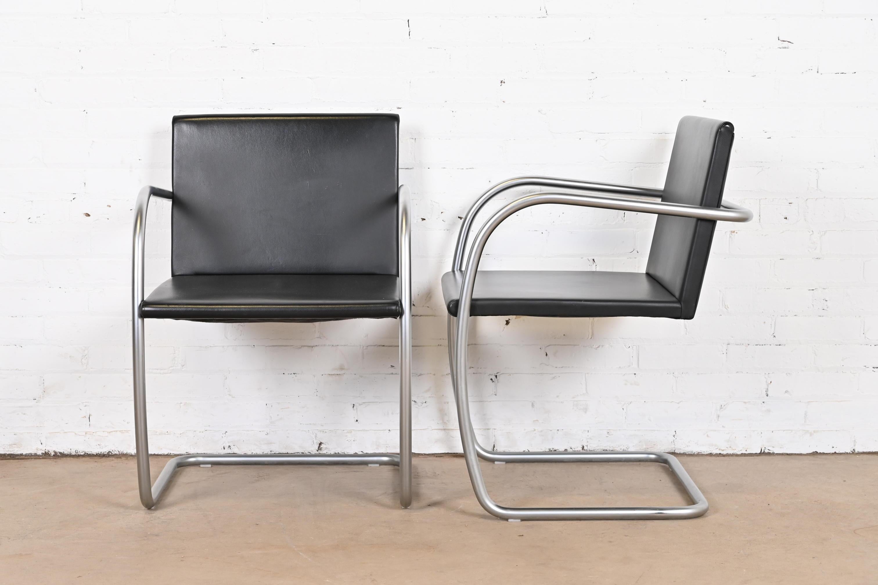 Mies Van Der Rohe für Knoll Brno-Stühle aus schwarzem Leder und Chrom, Paar im Angebot 2