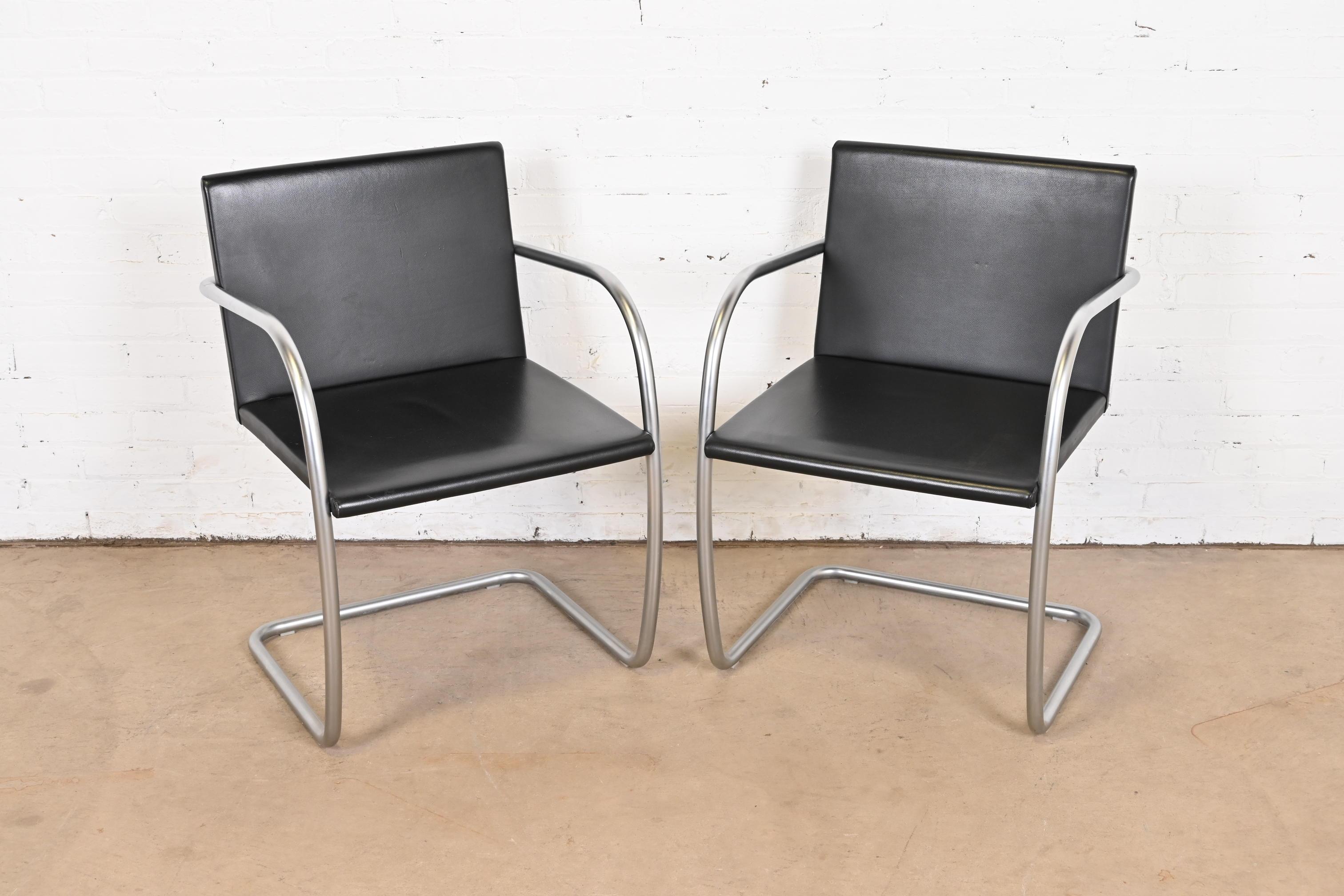 Mies Van Der Rohe für Knoll Brno-Stühle aus schwarzem Leder und Chrom, Paar im Angebot 3